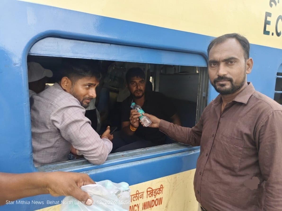 झंझारपुर जंक्शन पर परीक्षार्थियों के बीच निःशुल्क पानी वितरण झंझारपुर जंक्शन पर परीक्षार्थियों के बीच निःशुल्क पानी वितरण