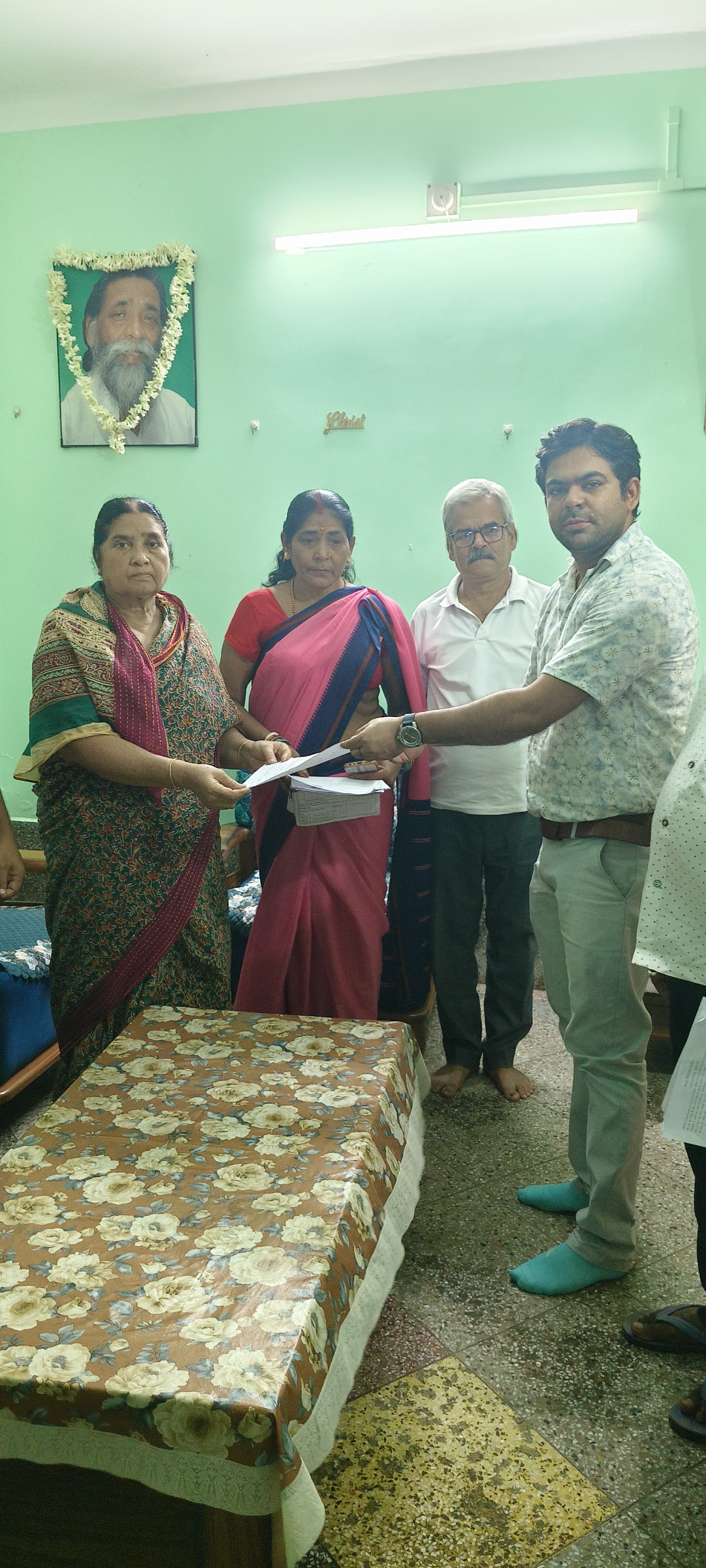 राजमहल सांसद की मां ने भरा एसआईआर गणना प्रपत्र राजमहल सांसद की मां ने भरा एसआईआर गणना प्रपत्र