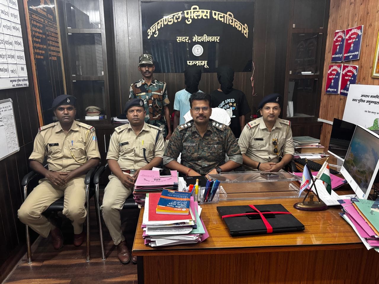 प....चोरी के आरोप में दो गिरफ्तार, लैपटॉप आइफोन बरामद प....चोरी के आरोप में दो गिरफ्तार, लैपटॉप आइफोन बरामद