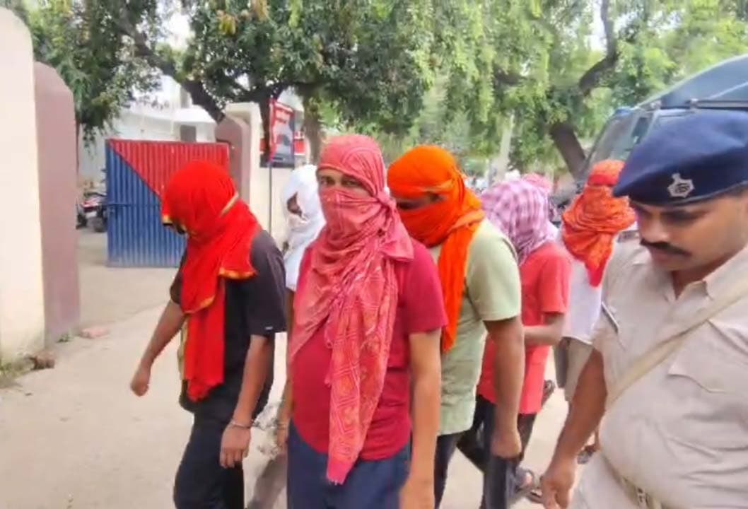 नीट यूजी परीक्षा फर्जीवाड़ा: 72 घंटे की रिमांड पूरी, सभी आरोपी भेजे गये जेल नीट यूजी परीक्षा फर्जीवाड़ा: 72 घंटे की रिमांड पूरी, सभी आरोपी भेजे गये जेल