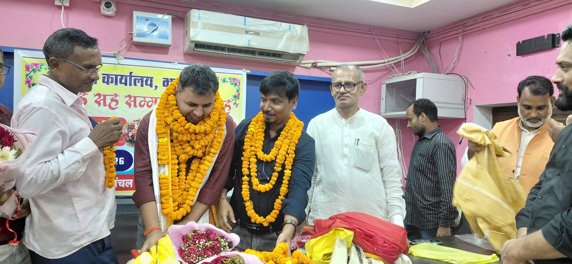 सीओ व राजस्व पदाधिकारी को दी विदाई सीओ व राजस्व पदाधिकारी को दी विदाई