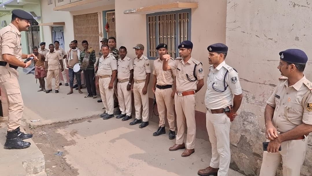 महनार में तीन फरार आरोपितों के घर कुर्की-जब्ती, ढोल-नगाड़ों के साथ पहुंची पुलिस महनार में तीन फरार आरोपितों के घर कुर्की-जब्ती, ढोल-नगाड़ों के साथ पहुंची पुलिस