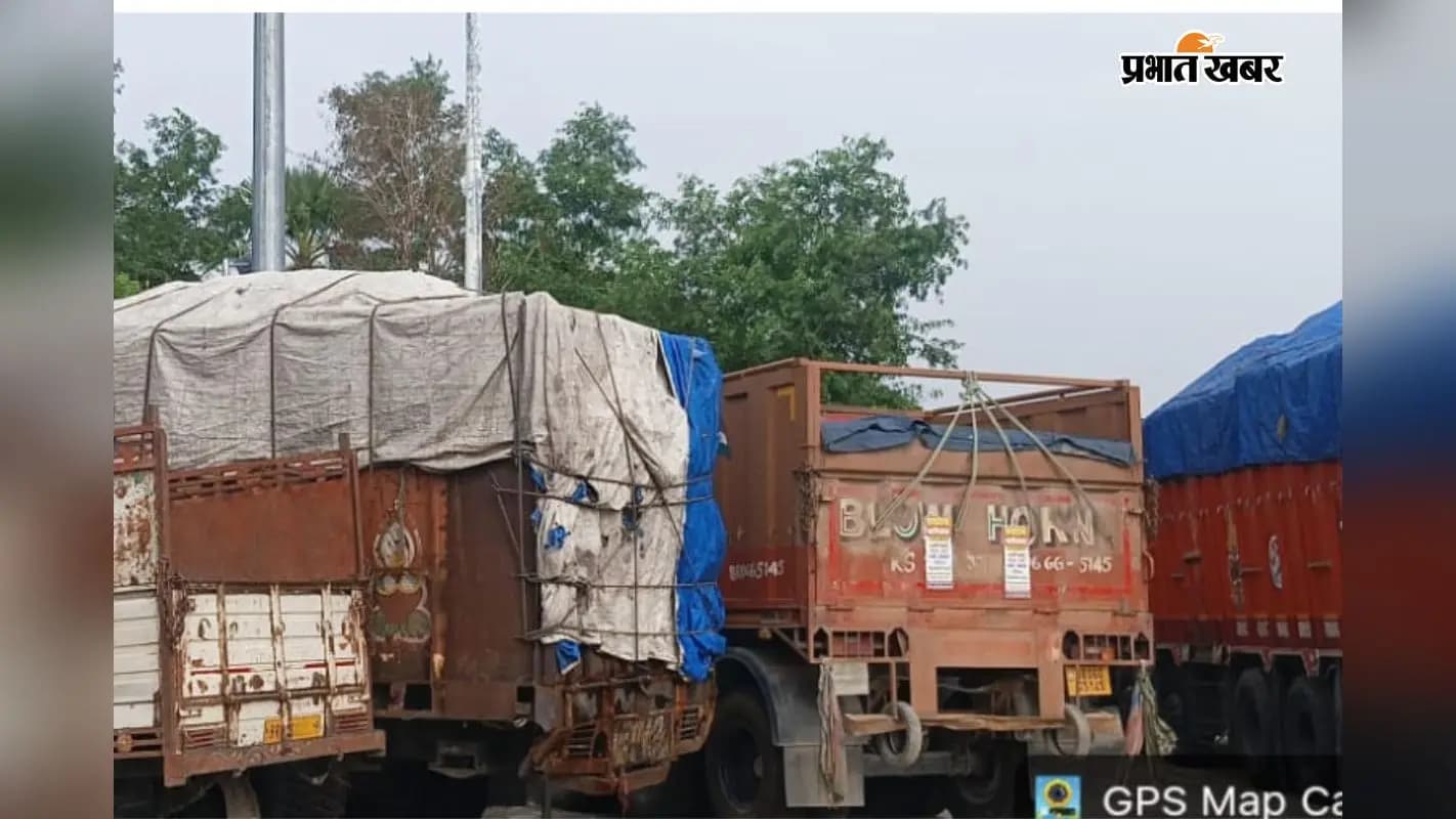 शहीद चौक पर खड़े ट्रक शहीद चौक पर खड़े ट्रक