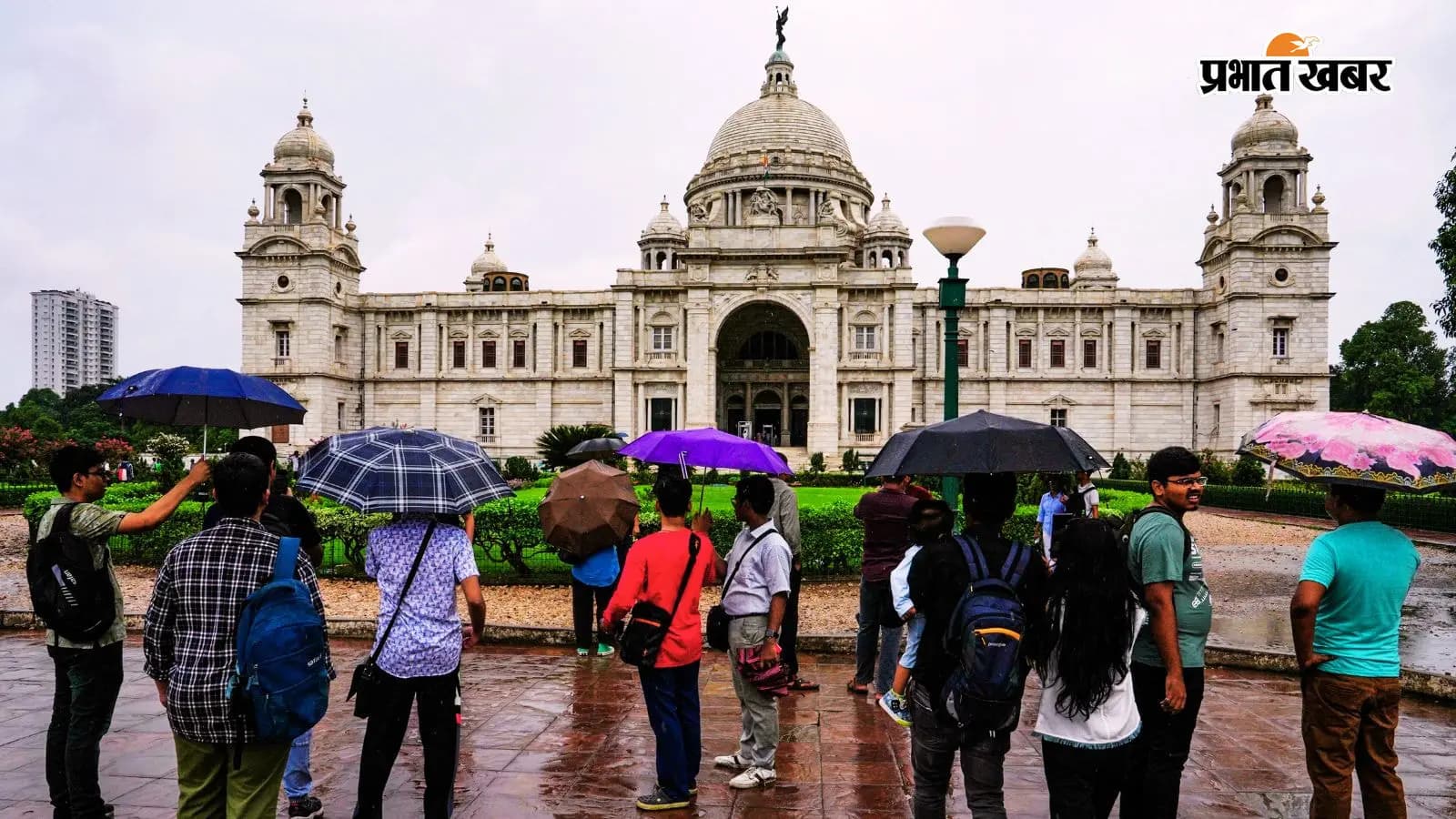कोलकाता में वर्षा के बीच विक्टोरिया मेमोरियल को निहारते पर्यटक. फोटो : पीटीआई कोलकाता में वर्षा के बीच विक्टोरिया मेमोरियल को निहारते पर्यटक. फोटो : पीटीआई