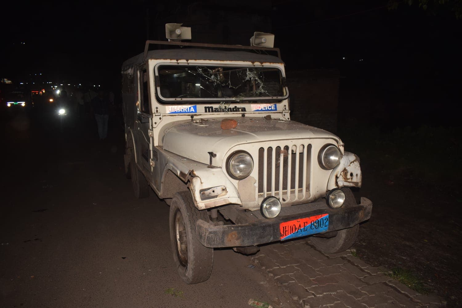 झरिया के कतरास मोड़ पर शराबियों ने पुलिस पर किया पथराव, गाड़ी का शीशा टूटा , झरिया के कतरास मोड़ पर शराबियों ने पुलिस पर किया पथराव, गाड़ी का शीशा टूटा ,