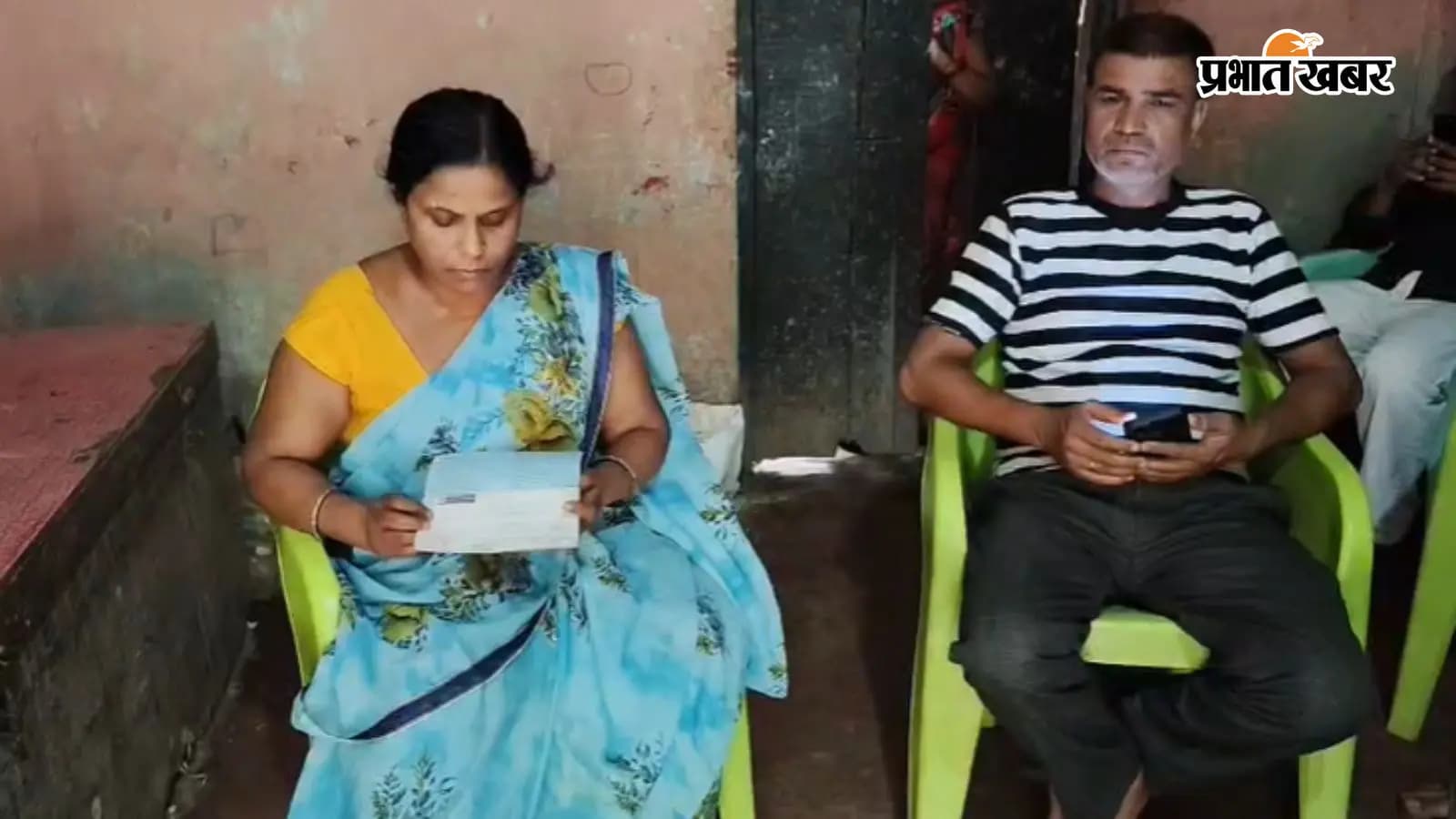 पासबुक में बैलेंस दिखाती हुई महिला पासबुक में बैलेंस दिखाती हुई महिला