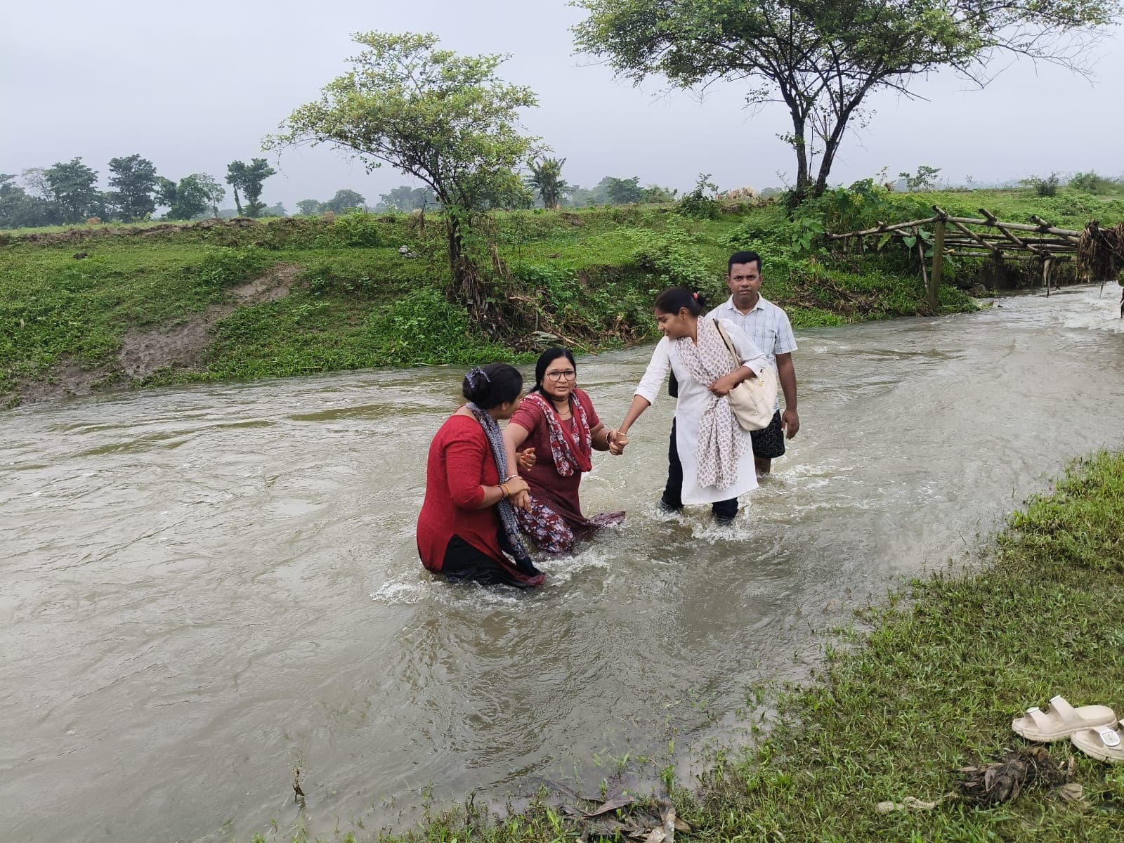 उफनती चेंगा नदी में शिक्षक बने एक-दूसरे का सहारा, जोखिम उठाकर पहुंचे स्कूल उफनती चेंगा नदी में शिक्षक बने एक-दूसरे का सहारा, जोखिम उठाकर पहुंचे स्कूल