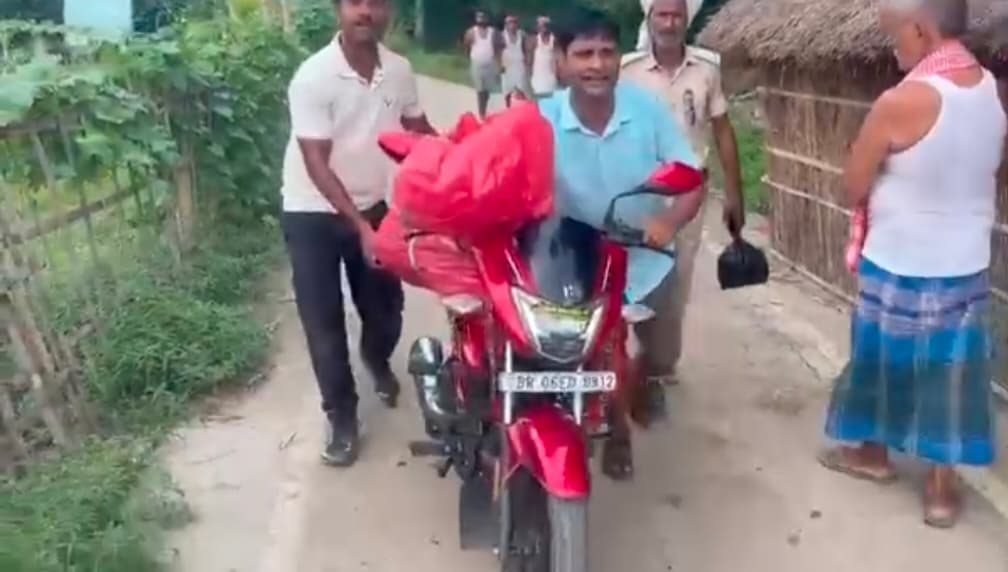 'मौत के बाद भी पराई हुई बहू': ससुराल ने अंतिम संस्कार से किया इनकार, भाई बाइक पर ले गया शव 'मौत के बाद भी पराई हुई बहू': ससुराल ने अंतिम संस्कार से किया इनकार, भाई बाइक पर ले गया शव