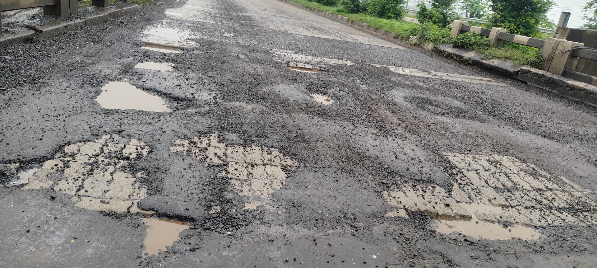 एनएच-327ई पर मौत के गड्ढे एनएच-327ई पर मौत के गड्ढे