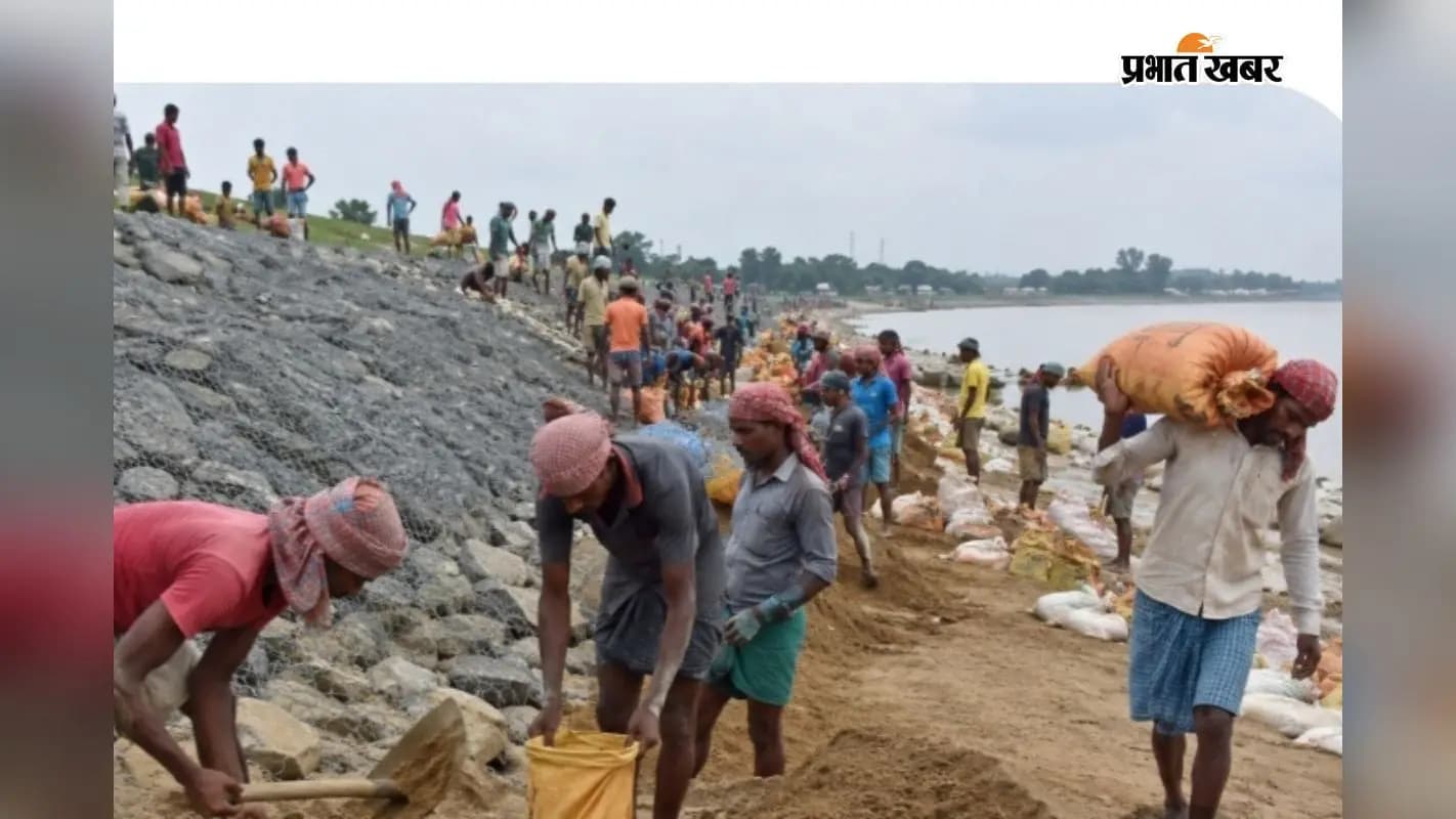 गोपालपुर इस्माईलपुर-बिंद टोली तटबंध पर काम करते मजदूर. गोपालपुर इस्माईलपुर-बिंद टोली तटबंध पर काम करते मजदूर.