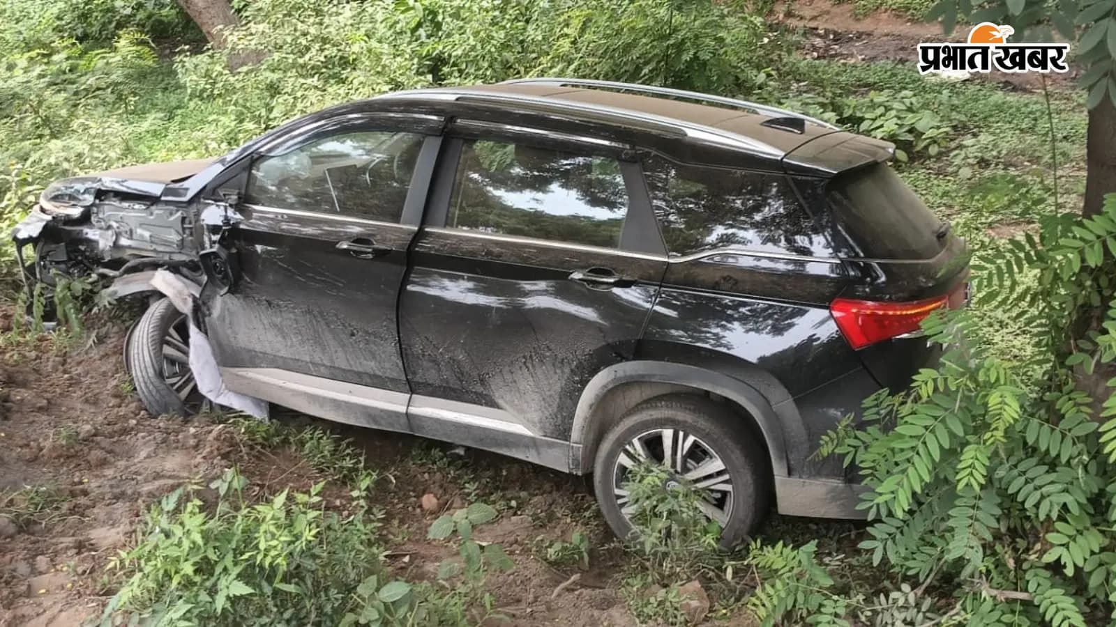 सड़क किनारे गड्ढे में क्षतिग्रस्त लग्जरी कार सड़क किनारे गड्ढे में क्षतिग्रस्त लग्जरी कार