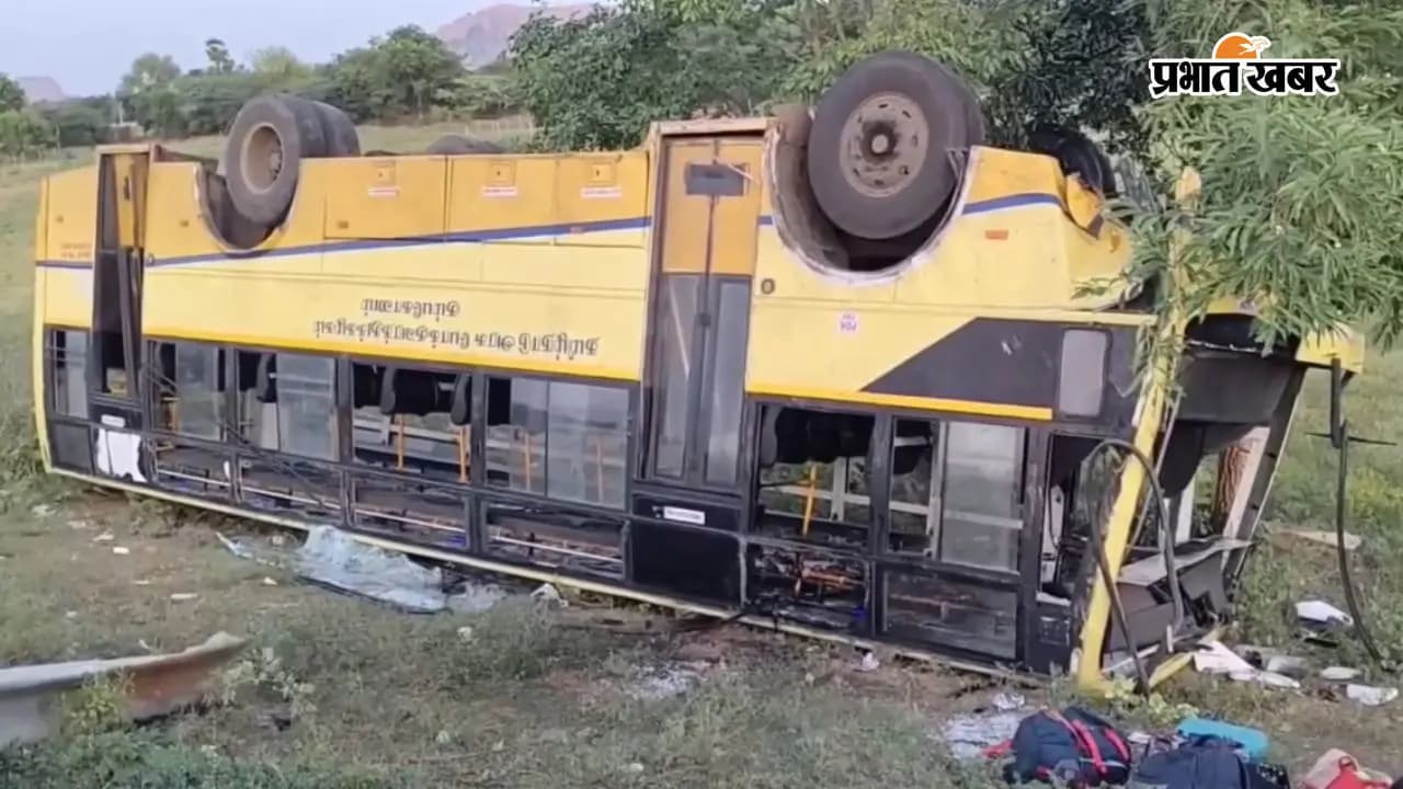सरकारी बस से टकराने के बाद पलटी बस सरकारी बस से टकराने के बाद पलटी बस