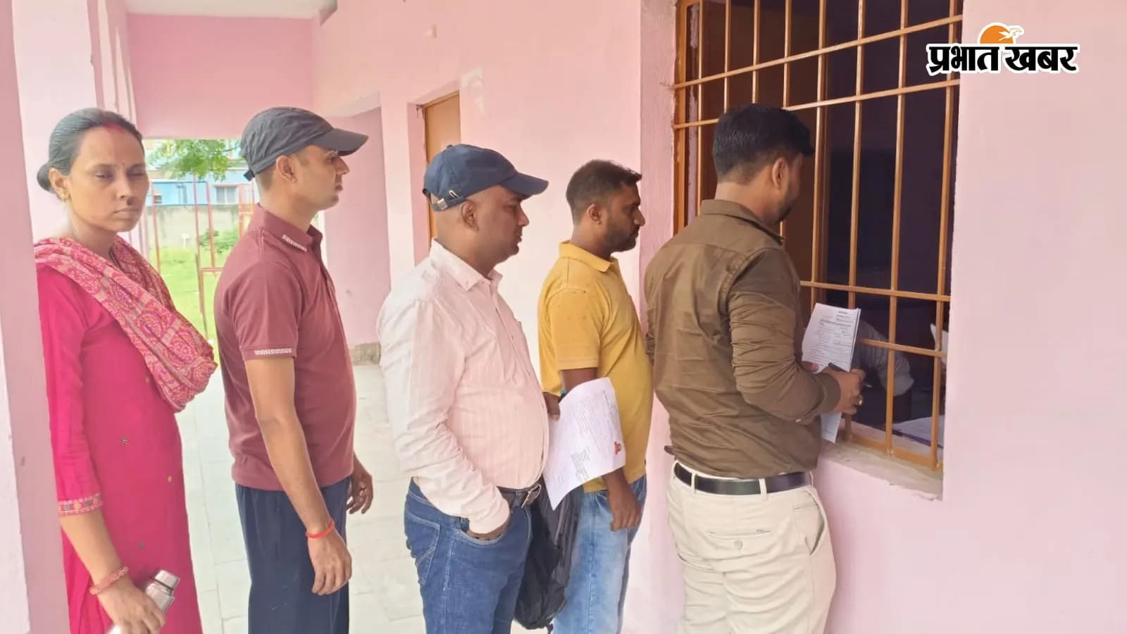 आवेदन के लिए खड़े अभिभावक आवेदन के लिए खड़े अभिभावक