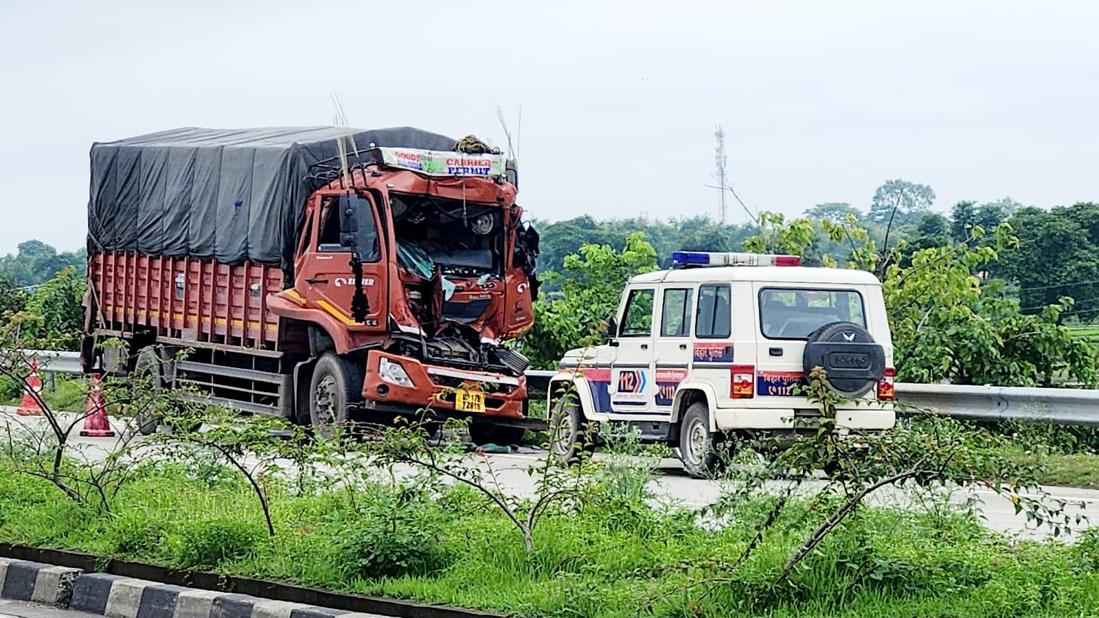 राष्ट्रीय राजमार्ग 327ई पर दो वाहनों की टक्कर, चालक आंशिक रूप से घायल राष्ट्रीय राजमार्ग 327ई पर दो वाहनों की टक्कर, चालक आंशिक रूप से घायल