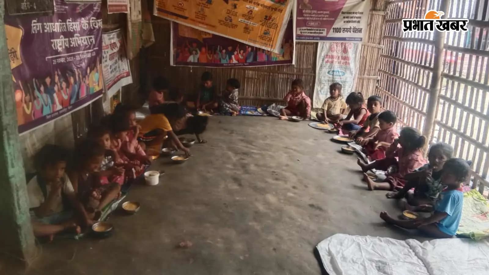 जर्जर झोपड़ी में संचालित आंगनबाड़ी केंद्र जर्जर झोपड़ी में संचालित आंगनबाड़ी केंद्र