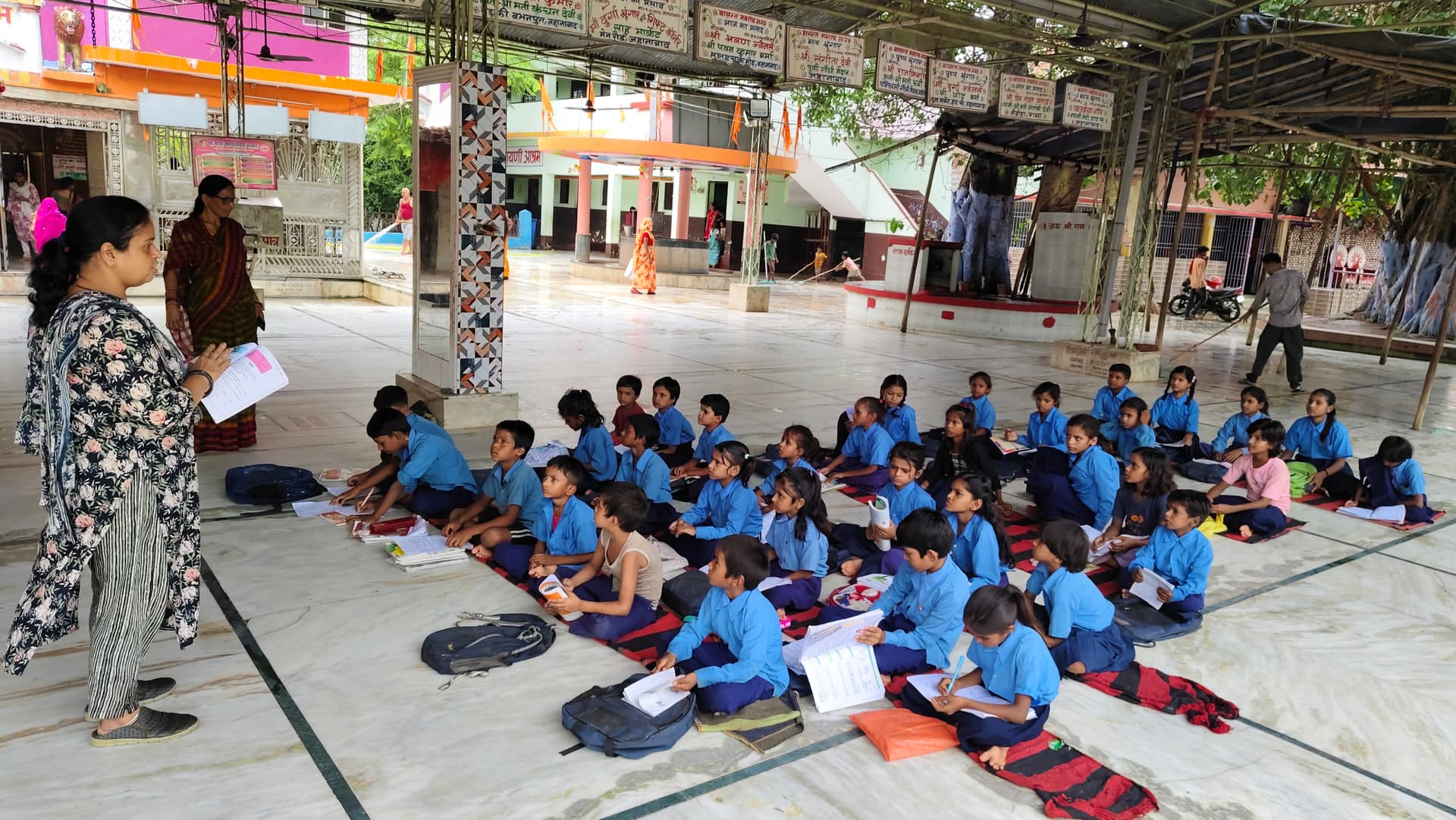 मंदिर परिसर में चल रहा राजकीय प्राथमिक विद्यालय मंदिर परिसर में चल रहा राजकीय प्राथमिक विद्यालय
