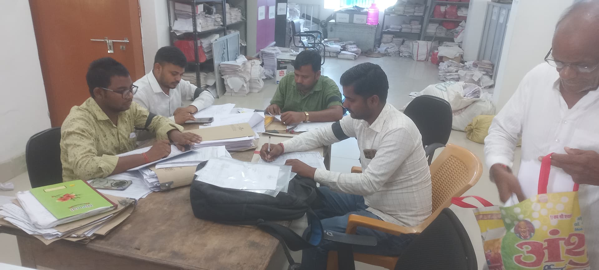 मांग पूरा नहीं होने पर राजस्व कर्मी करेंगे हड़ताल, काला बिल्ला लगाकर कर रहे हैं काम मांग पूरा नहीं होने पर राजस्व कर्मी करेंगे हड़ताल, काला बिल्ला लगाकर कर रहे हैं काम