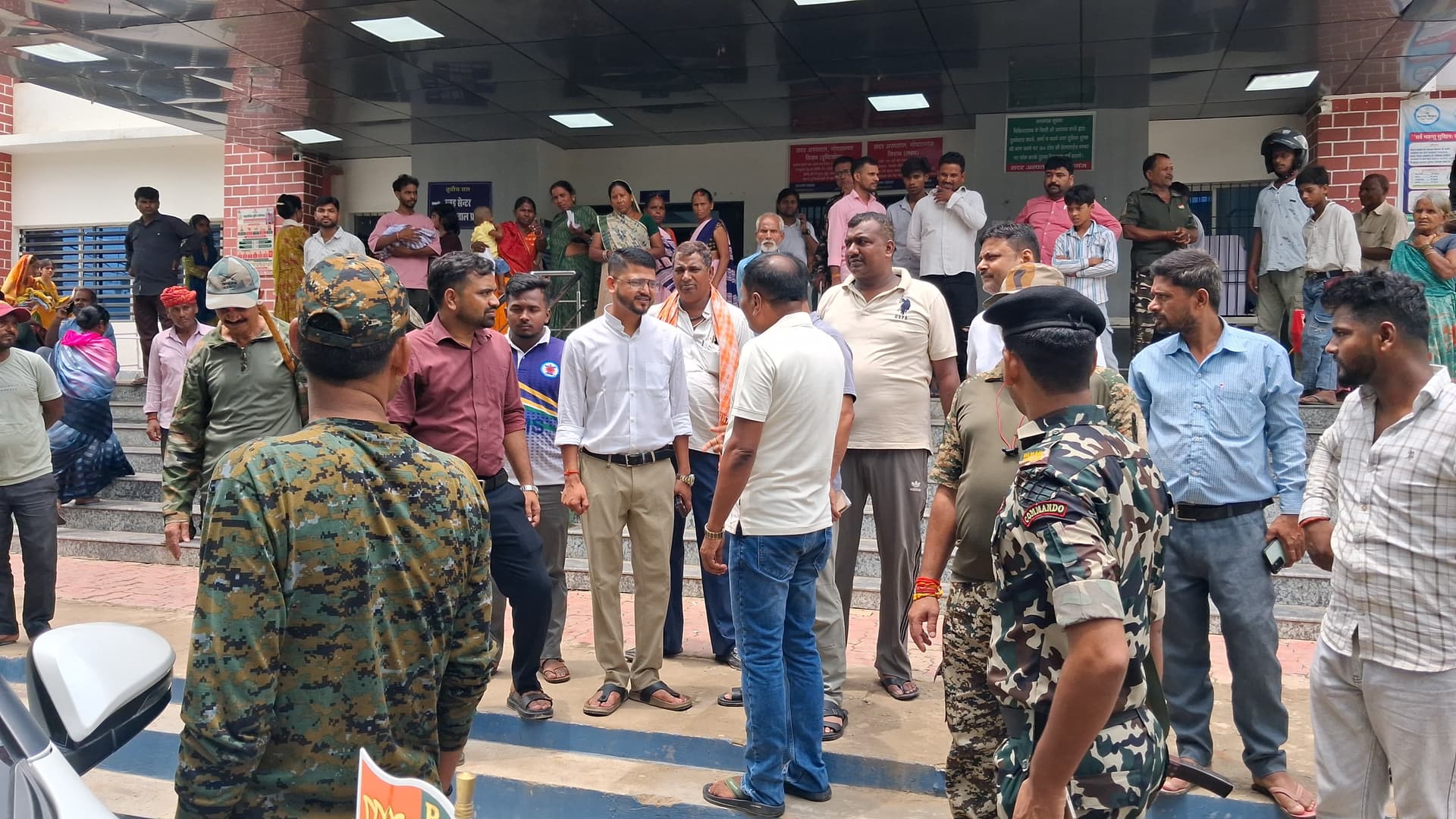 विधायक ने सदर अस्पताल में 10 नया एसी लगाने का दिया भरोसा विधायक ने सदर अस्पताल में 10 नया एसी लगाने का दिया भरोसा