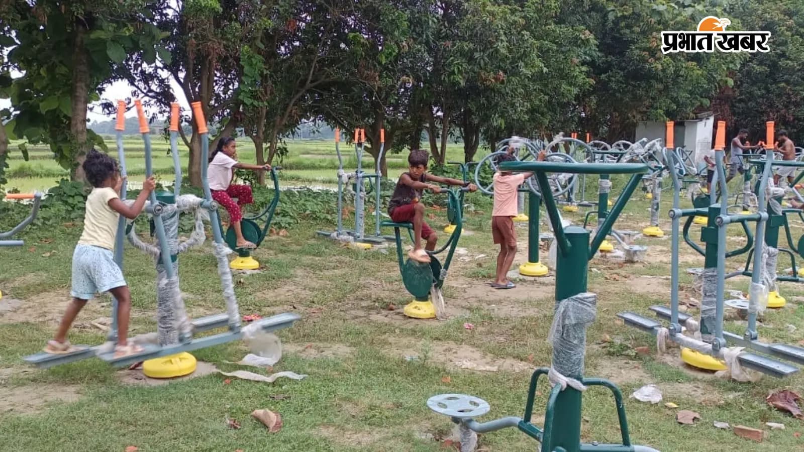पिपराघाट इंटर कॉलेज परिसर में लगा आउटडोर जिम मशीन पिपराघाट इंटर कॉलेज परिसर में लगा आउटडोर जिम मशीन
