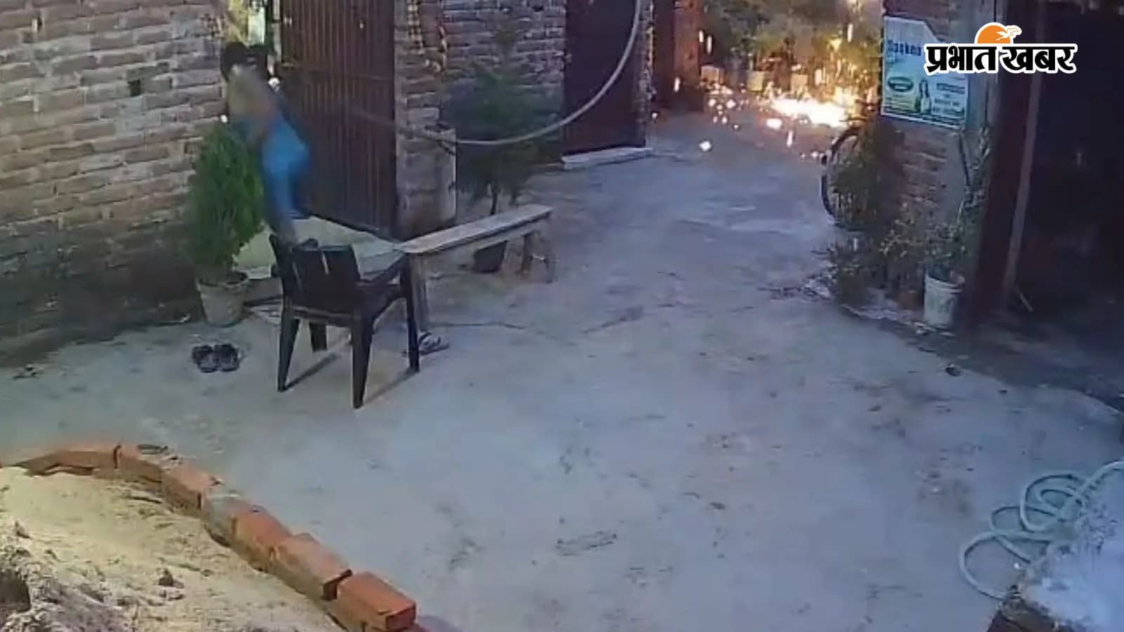 11 हजार वोल्ट तार गिरने के दौरान बाल बाल बचा युवक 11 हजार वोल्ट तार गिरने के दौरान बाल बाल बचा युवक