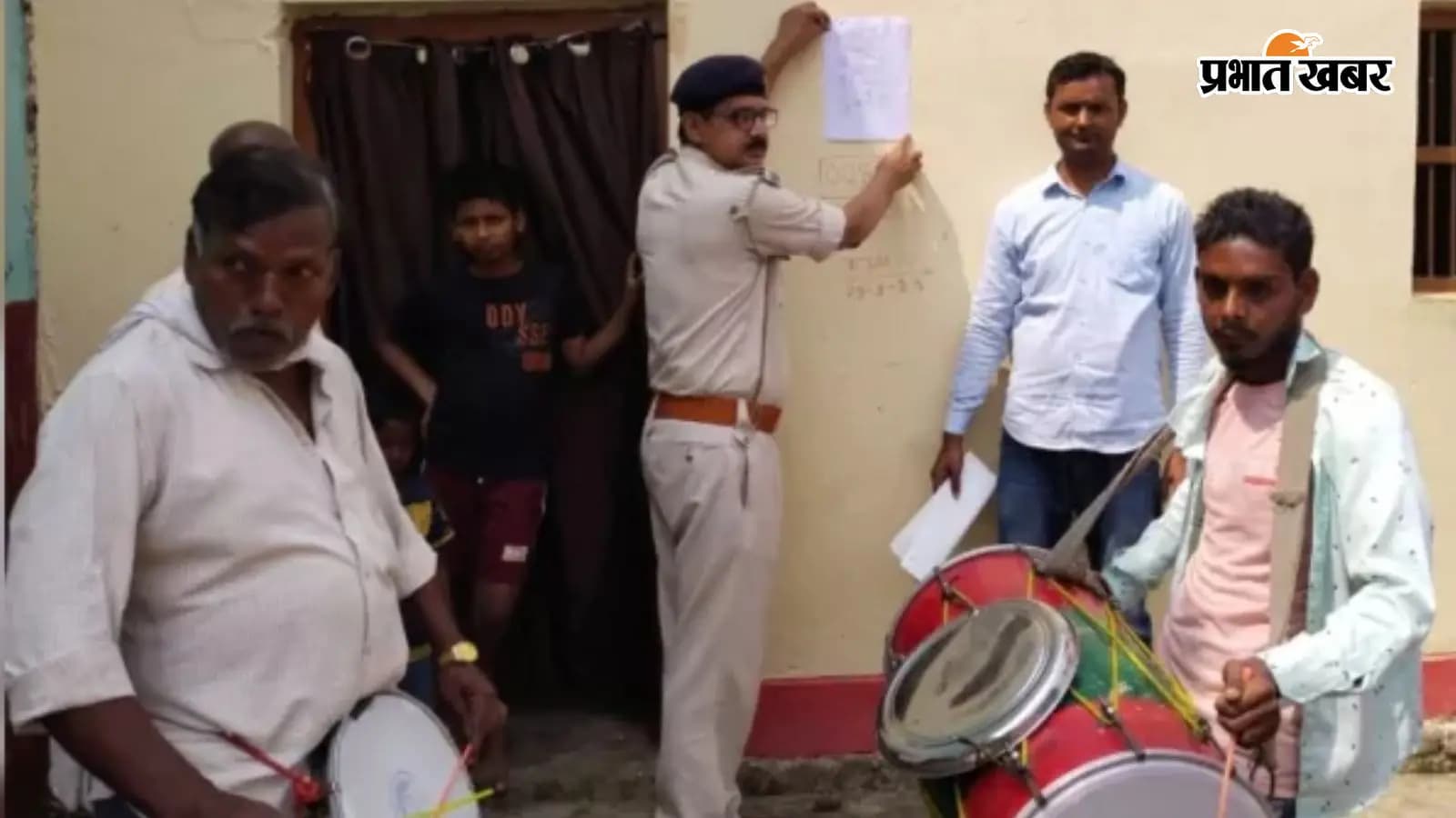 अपराधी के घर के बाहर इश्तेहार चिपकाती पुलिस (सांकेतिक तस्वीर) अपराधी के घर के बाहर इश्तेहार चिपकाती पुलिस (सांकेतिक तस्वीर)