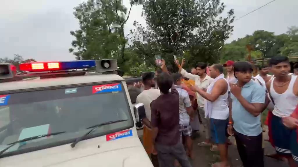भगवानपुर में वर्दी के रौब में दारोगा का तांडव, मदद करने आए आर्मी जवान पर चलाई गोली भगवानपुर में वर्दी के रौब में दारोगा का तांडव, मदद करने आए आर्मी जवान पर चलाई गोली