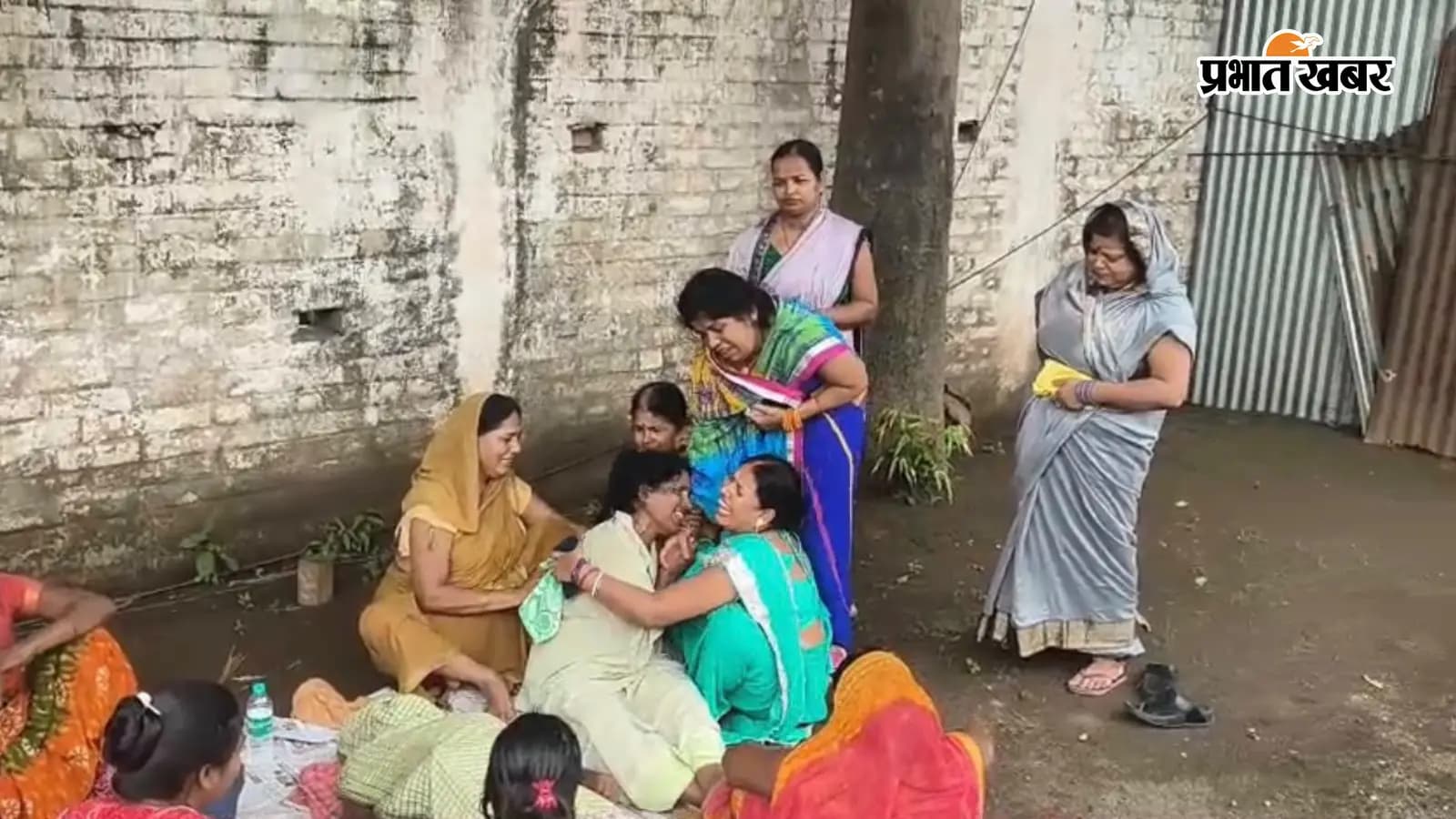 मजदूर की मौत के बाद रोते-बिलखते परिजन मजदूर की मौत के बाद रोते-बिलखते परिजन