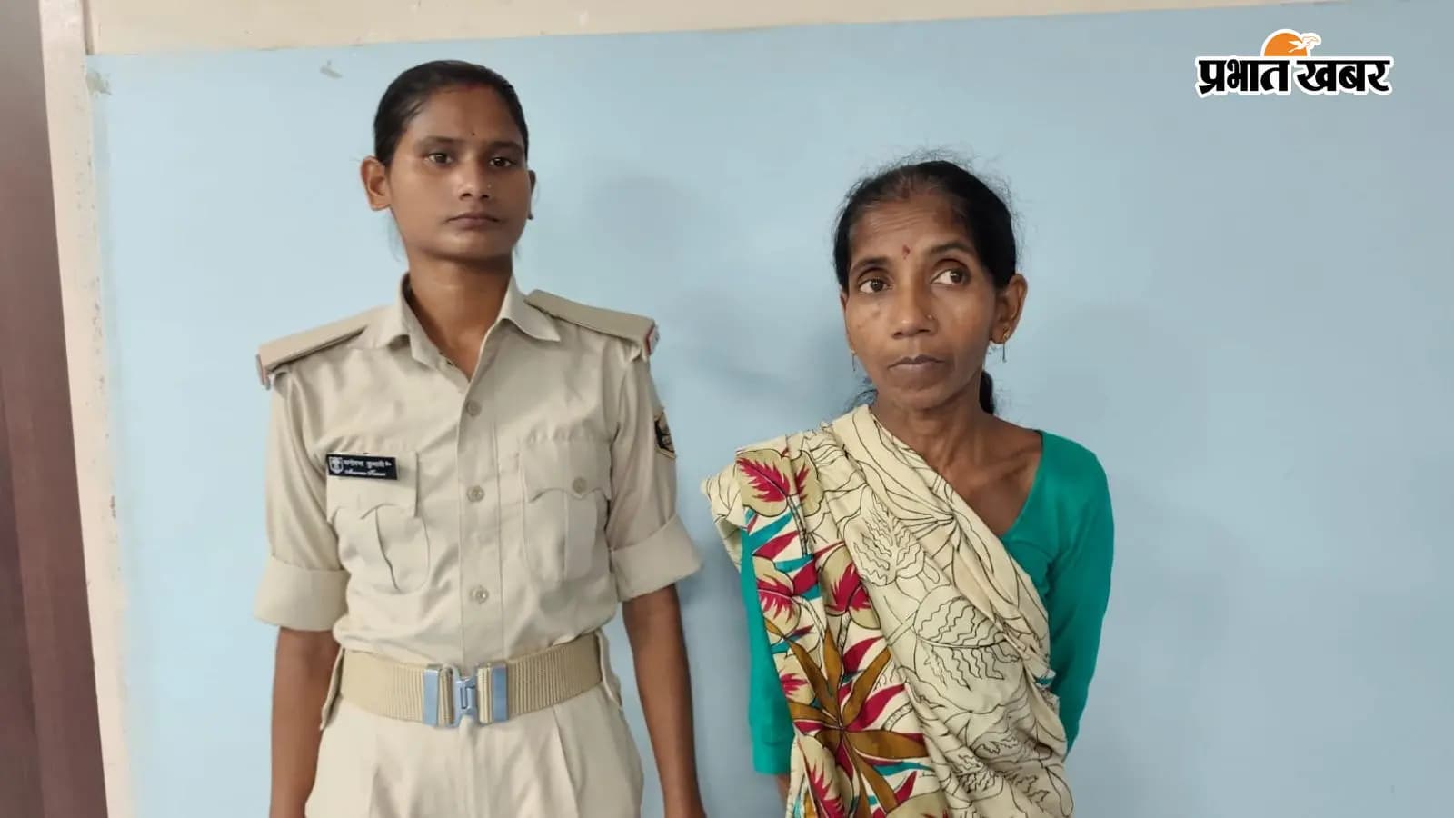 गिरफ्तार महिला के साथ पुलिस गिरफ्तार महिला के साथ पुलिस