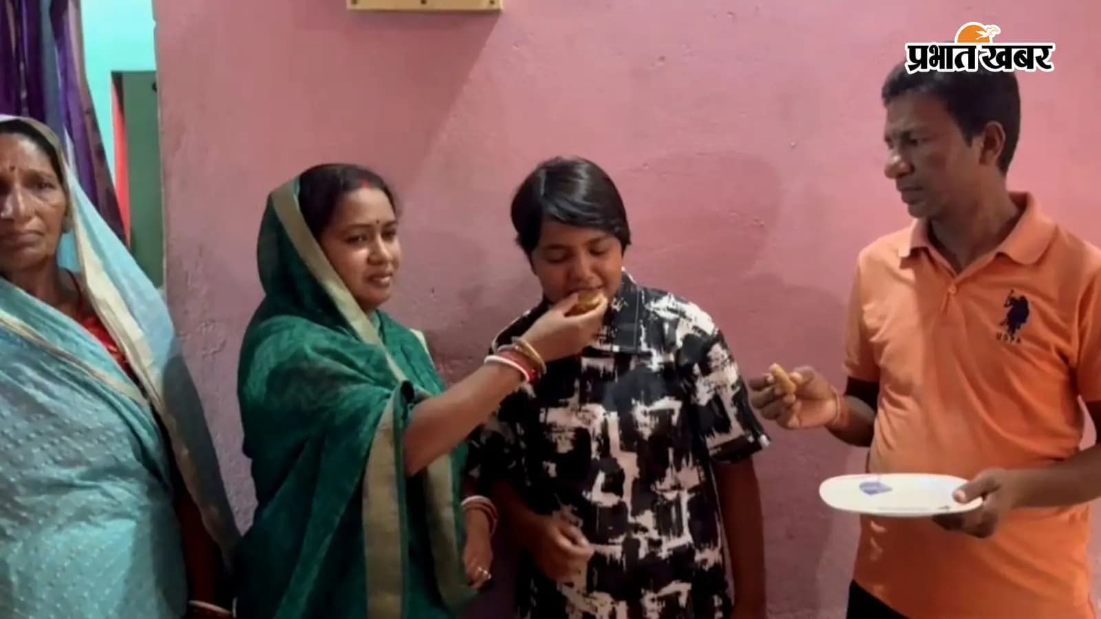 बेटी का मुंह मीठा कराते माता-पिता बेटी का मुंह मीठा कराते माता-पिता