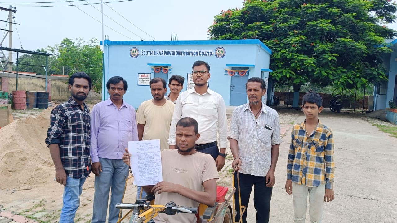 लहरनियां मुस्लिम टोला में सुरक्षित विद्युत आपूर्ति को लेकर बिजली पोल लगाने की मांग लहरनियां मुस्लिम टोला में सुरक्षित विद्युत आपूर्ति को लेकर बिजली पोल लगाने की मांग