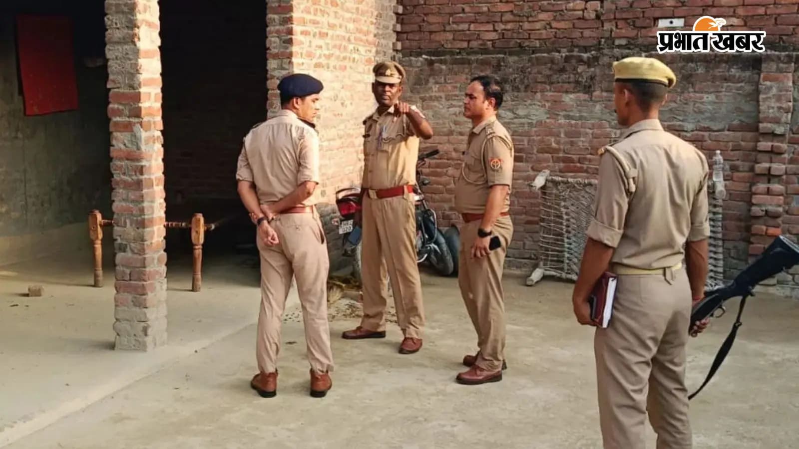 घटना के बाद मौके पर पहुंची पुलिस घटना के बाद मौके पर पहुंची पुलिस