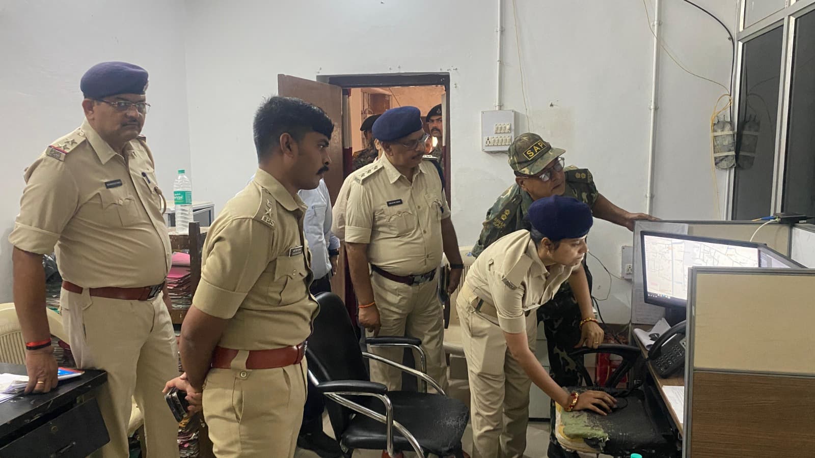 एसपी ने नियंत्रण कक्ष व ईआरएसएस-112 कमांड सेंटर का किया निरीक्षण, चौबीसों घंटे निगरानी के दिए निर्देश एसपी ने नियंत्रण कक्ष व ईआरएसएस-112 कमांड सेंटर का किया निरीक्षण, चौबीसों घंटे निगरानी के दिए निर्देश