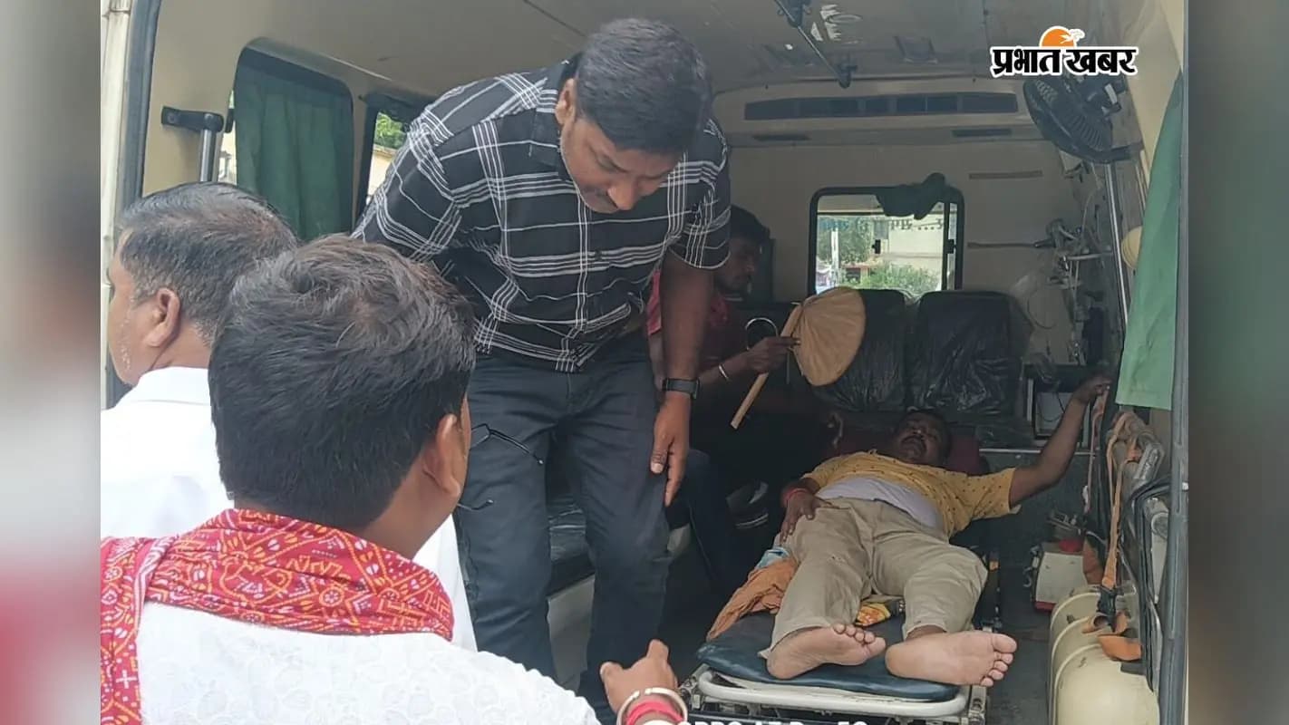 घायल युवक को एंबुलेंस से भागलपुर ले जाते परिजन. घायल युवक को एंबुलेंस से भागलपुर ले जाते परिजन.