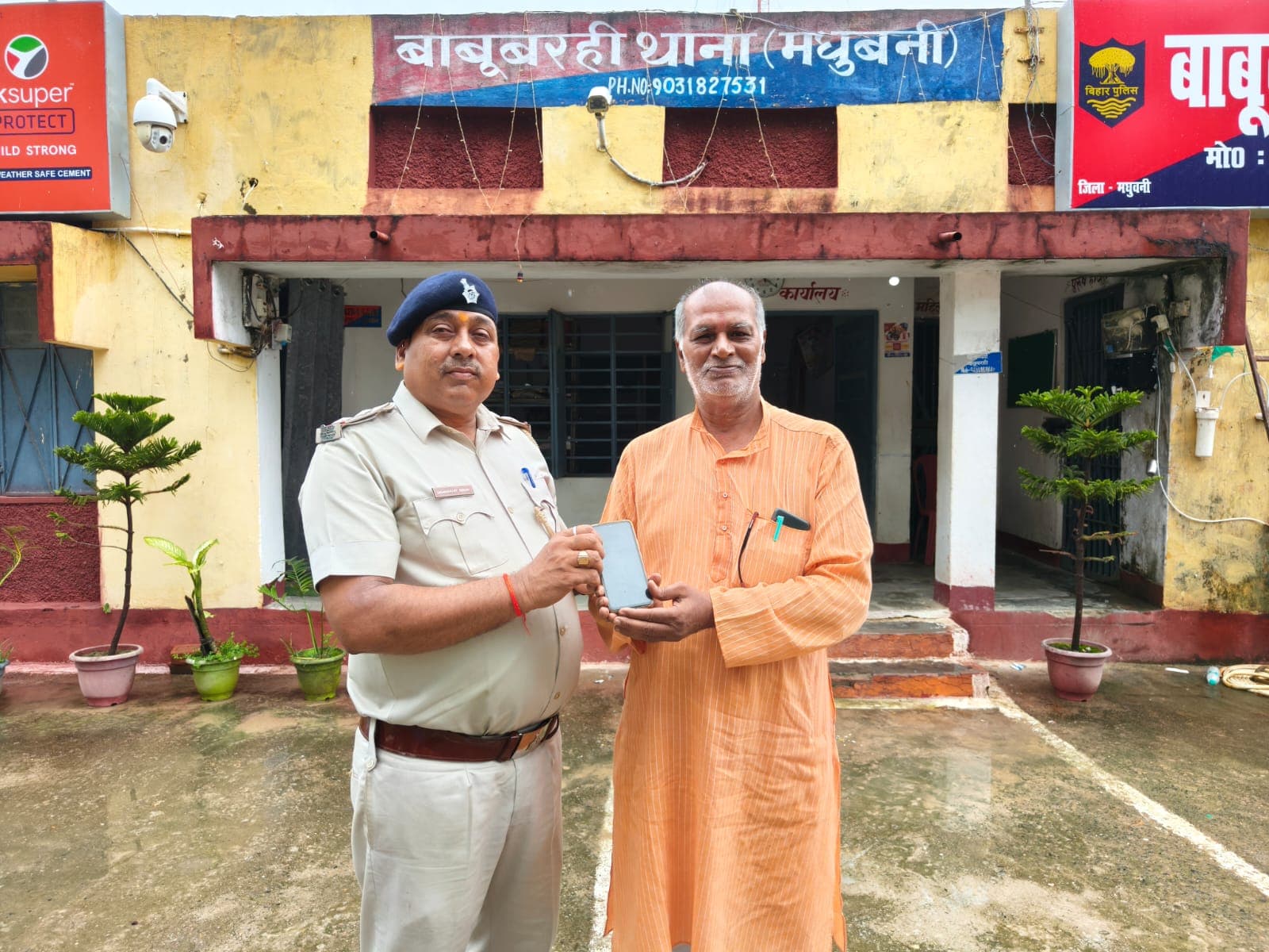 पुलिस ने खोया मोबाइल बरामद कर वास्तविक व्यक्ति को सौंपा पुलिस ने खोया मोबाइल बरामद कर वास्तविक व्यक्ति को सौंपा