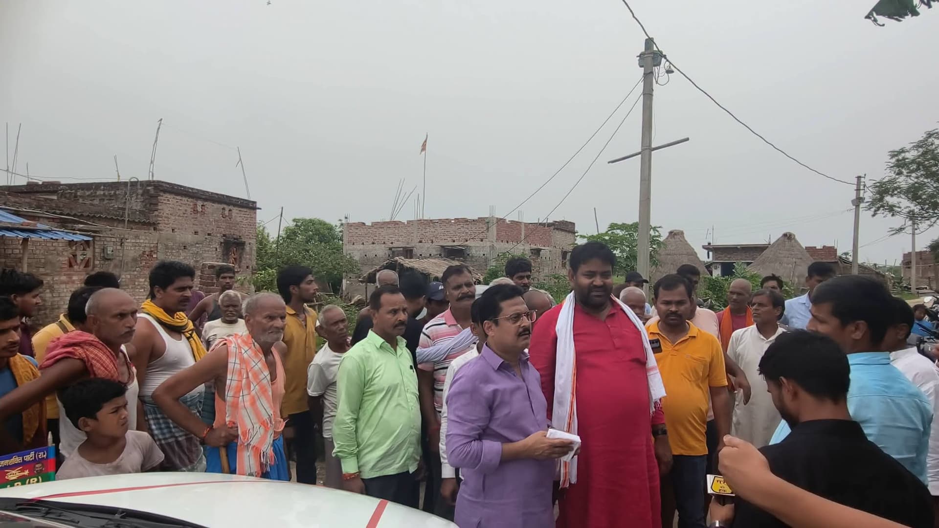 दुष्कर्म मामले में पीड़िता से मिले लोजपा आर के जिलाध्यक्ष, त्वरित कार्रवाई की मांग दुष्कर्म मामले में पीड़िता से मिले लोजपा आर के जिलाध्यक्ष, त्वरित कार्रवाई की मांग