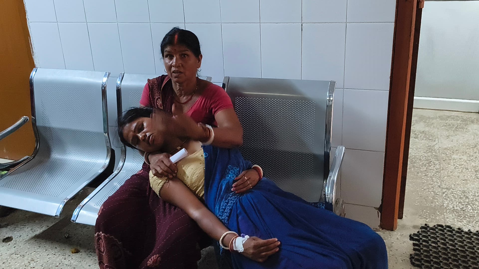 ससुराल वालों ने विवाहिता को बेरहमी से पीटा, अधमरी हालत में खेत में फेंका; सदर अस्पताल में भर्ती ससुराल वालों ने विवाहिता को बेरहमी से पीटा, अधमरी हालत में खेत में फेंका; सदर अस्पताल में भर्ती