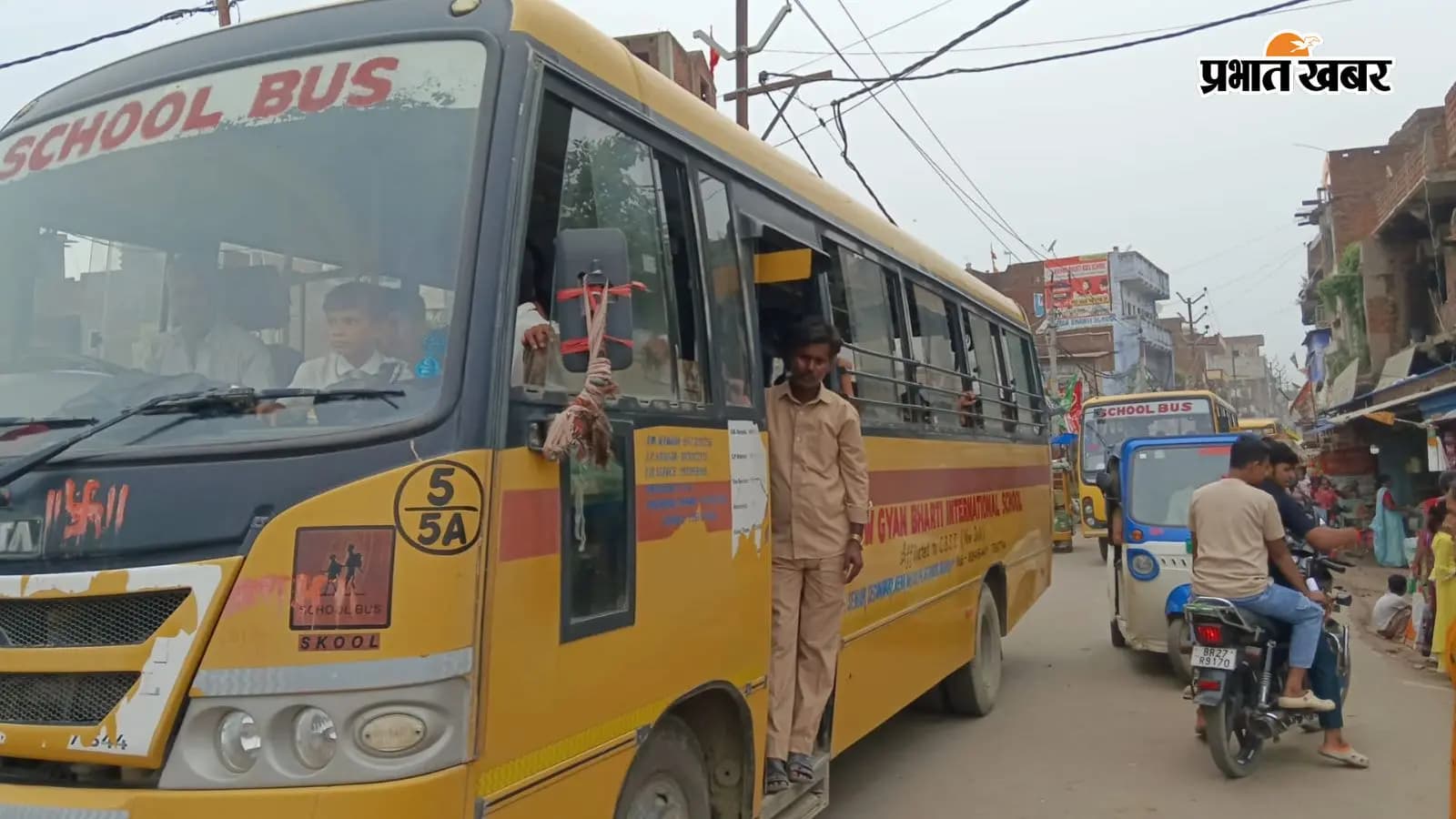 अकबरपुर में बस स्टैंड का अभाव, यात्रियों को रोजाना झेलनी पड़ रही परेशानी अकबरपुर में बस स्टैंड का अभाव, यात्रियों को रोजाना झेलनी पड़ रही परेशानी