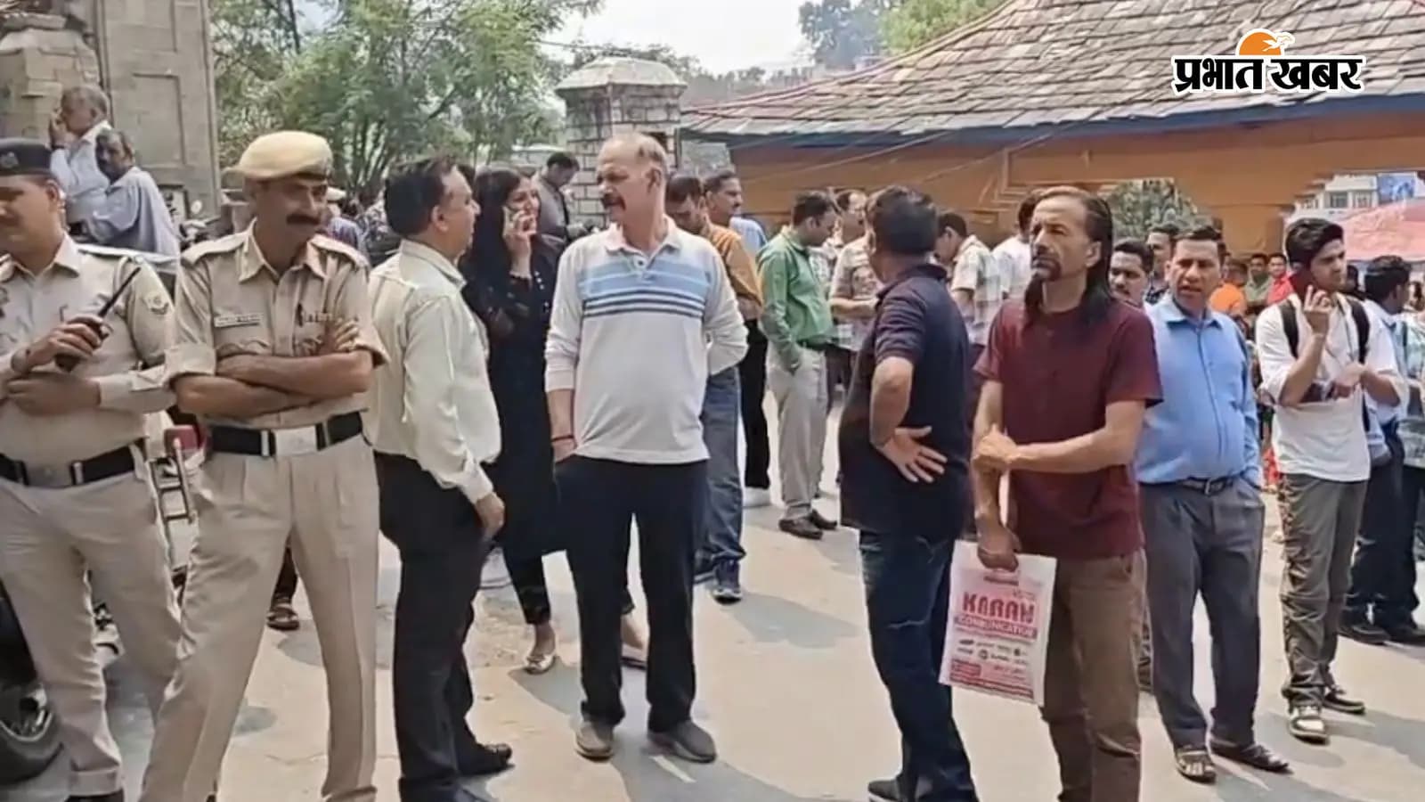 धमकी के बाद मौके पर पहुंचे अधिकारी धमकी के बाद मौके पर पहुंचे अधिकारी