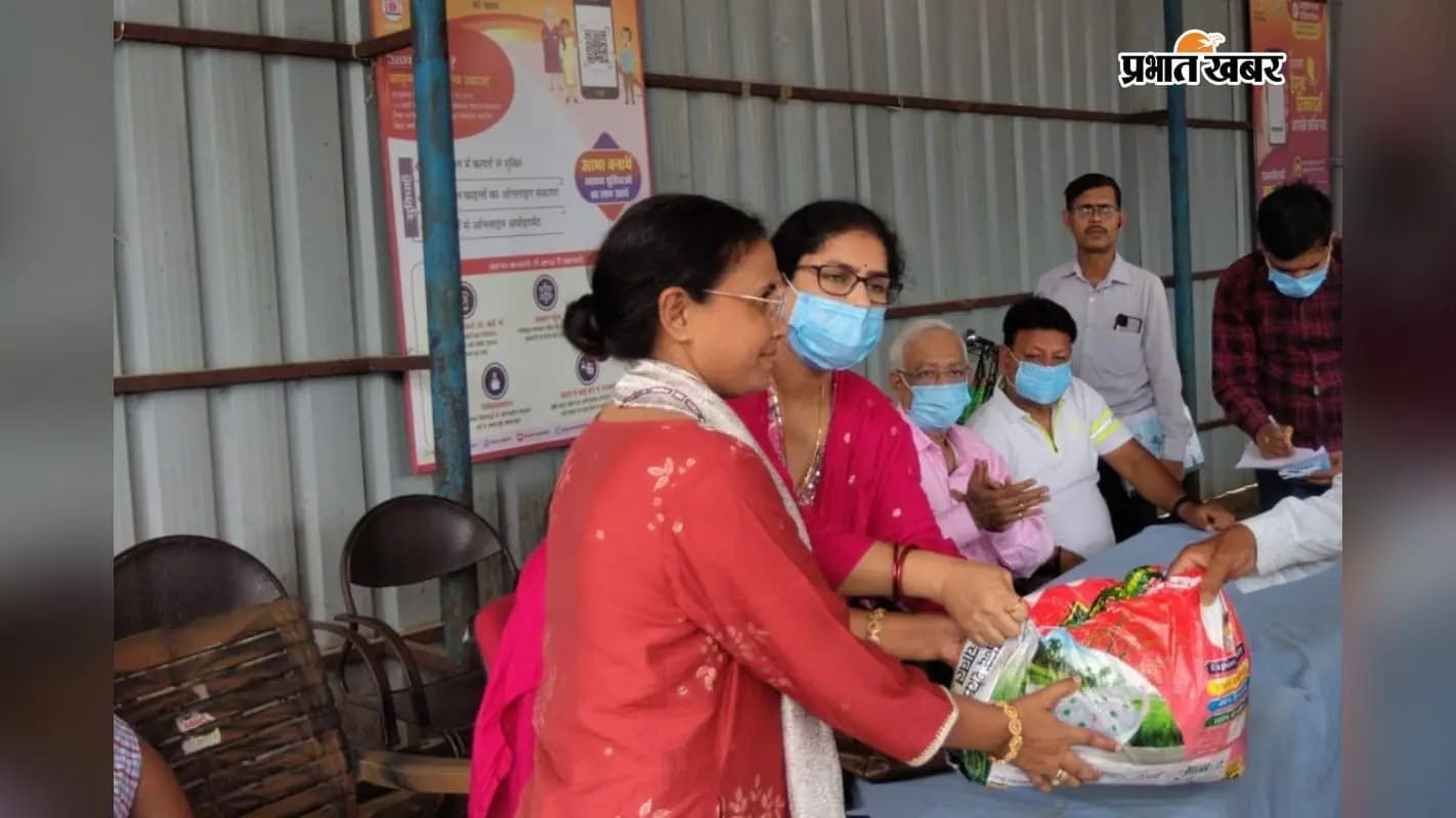 पौष्टिक आहार का वितरण करते समाजसेवी व चिकित्सक. पौष्टिक आहार का वितरण करते समाजसेवी व चिकित्सक.