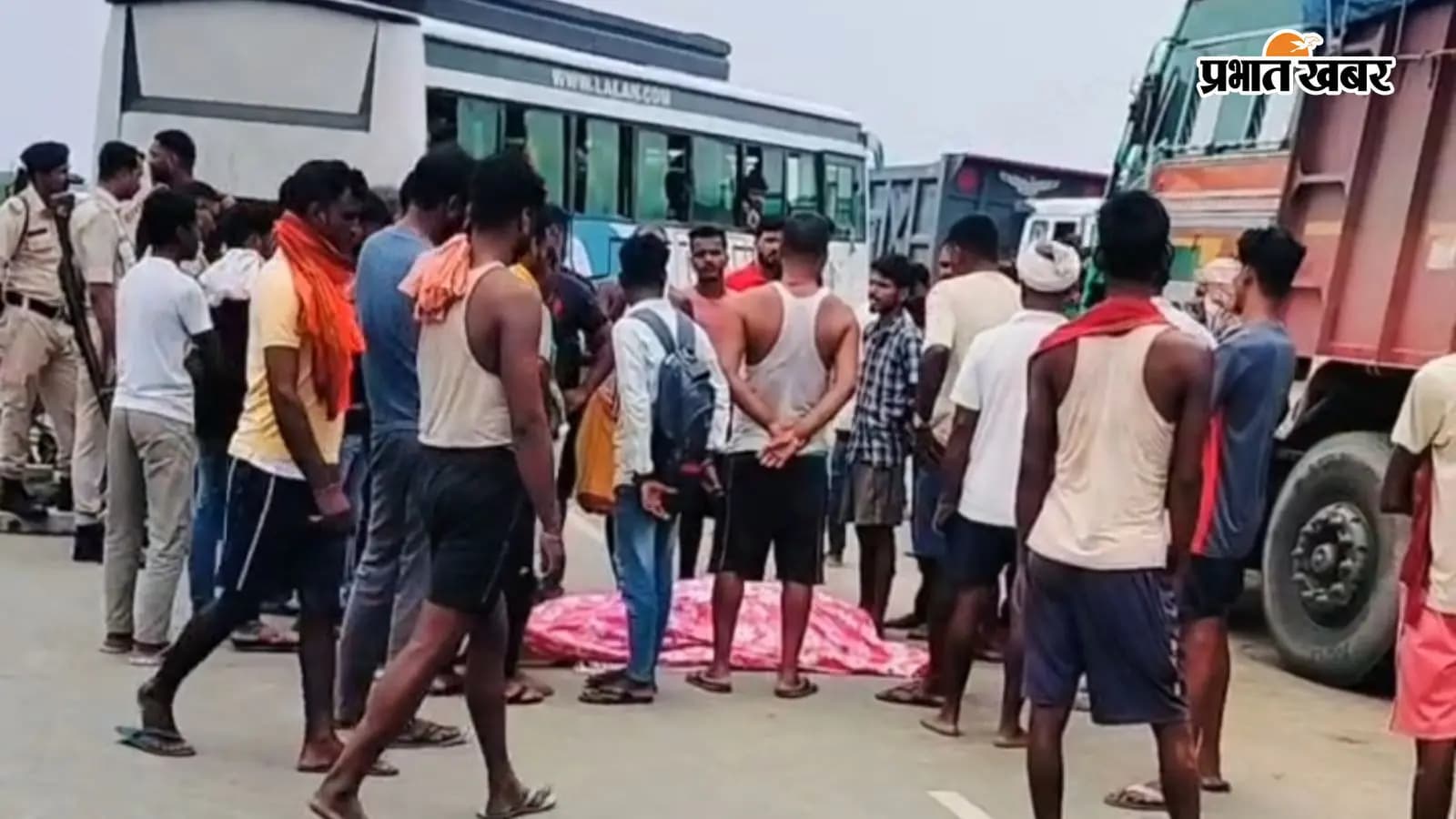 बेलगाम ट्रक ने बाइक सवार वार्ड सदस्य को रौंदा,मौत बेलगाम ट्रक ने बाइक सवार वार्ड सदस्य को रौंदा,मौत