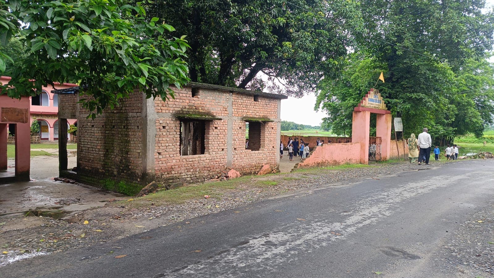 उत्क्रमित मध्य विद्यालय खर्रा बेलवाड़ी की टूटी चारदीवारी बनी खतरा, अभिभावकों ने जल्द निर्माण की उठाई मांग उत्क्रमित मध्य विद्यालय खर्रा बेलवाड़ी की टूटी चारदीवारी बनी खतरा, अभिभावकों ने जल्द निर्माण की उठाई मांग