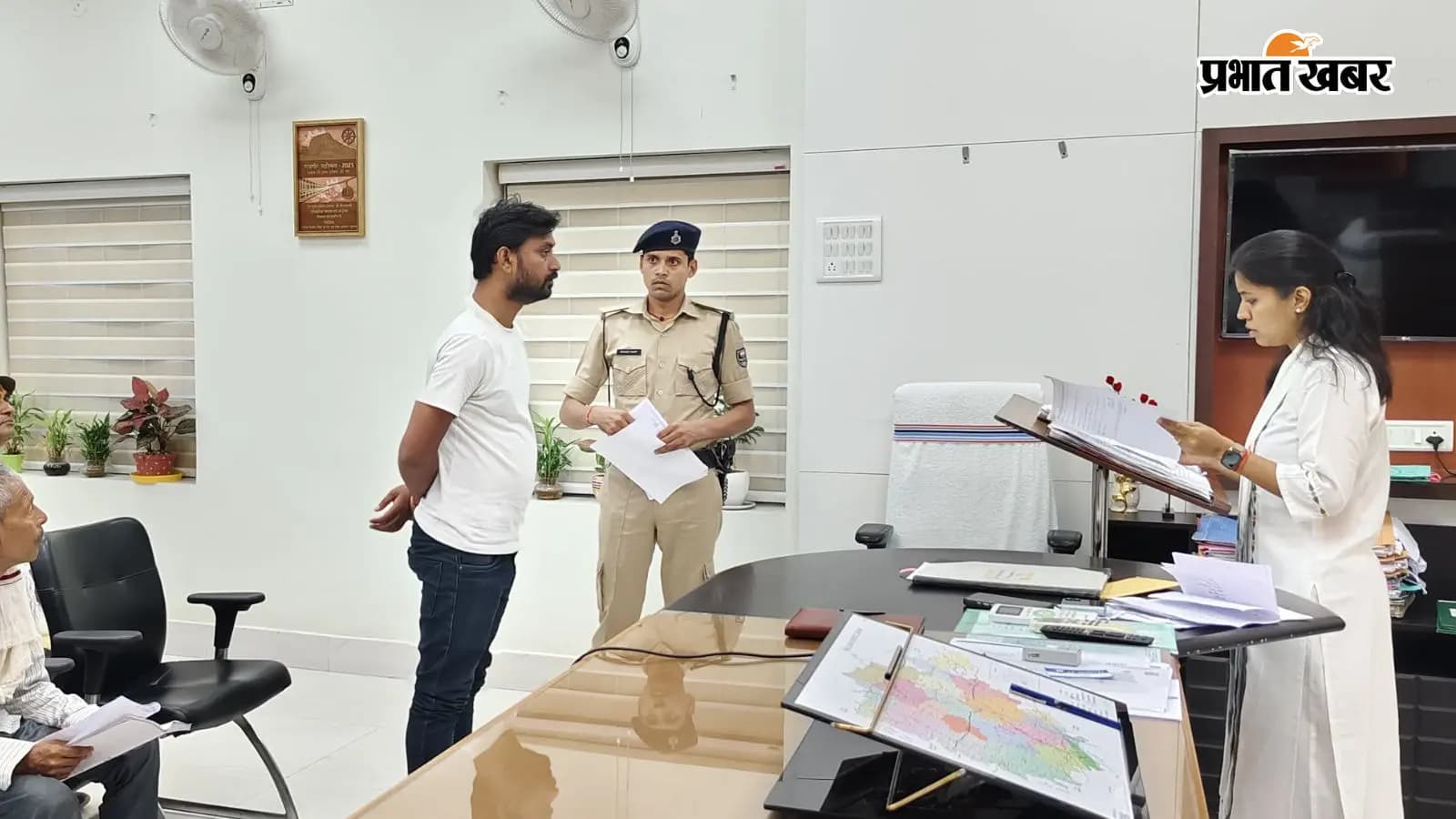 नालंदा: DM ने सुनीं जनसमस्याएं, जमीन कब्जा व वेतन पर एक्शन नालंदा: DM ने सुनीं जनसमस्याएं, जमीन कब्जा व वेतन पर एक्शन