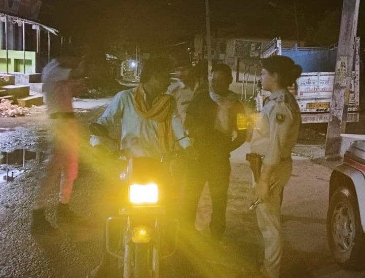 रात में छह जोन से अपराधियों पर नजर,सारण पुलिस की सुपर पेट्रोलिंग व्यवस्था लगातार जारी रात में छह जोन से अपराधियों पर नजर,सारण पुलिस की सुपर पेट्रोलिंग व्यवस्था लगातार जारी