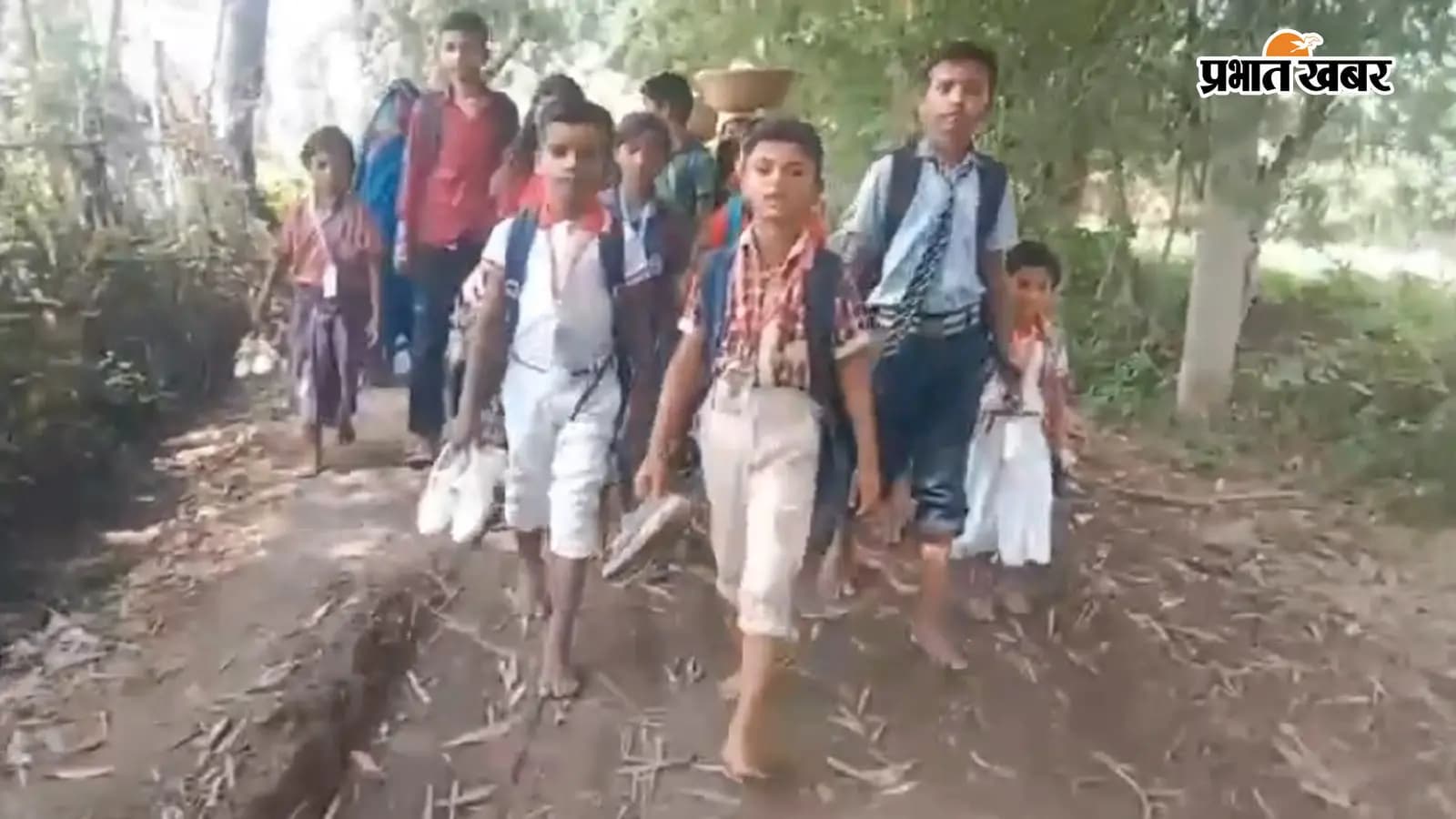 हाथ में जूते लेकर स्कूल जाते रांकी और हमीनपुर गांव के बच्चे. फोटो: प्रभात खबर हाथ में जूते लेकर स्कूल जाते रांकी और हमीनपुर गांव के बच्चे. फोटो: प्रभात खबर