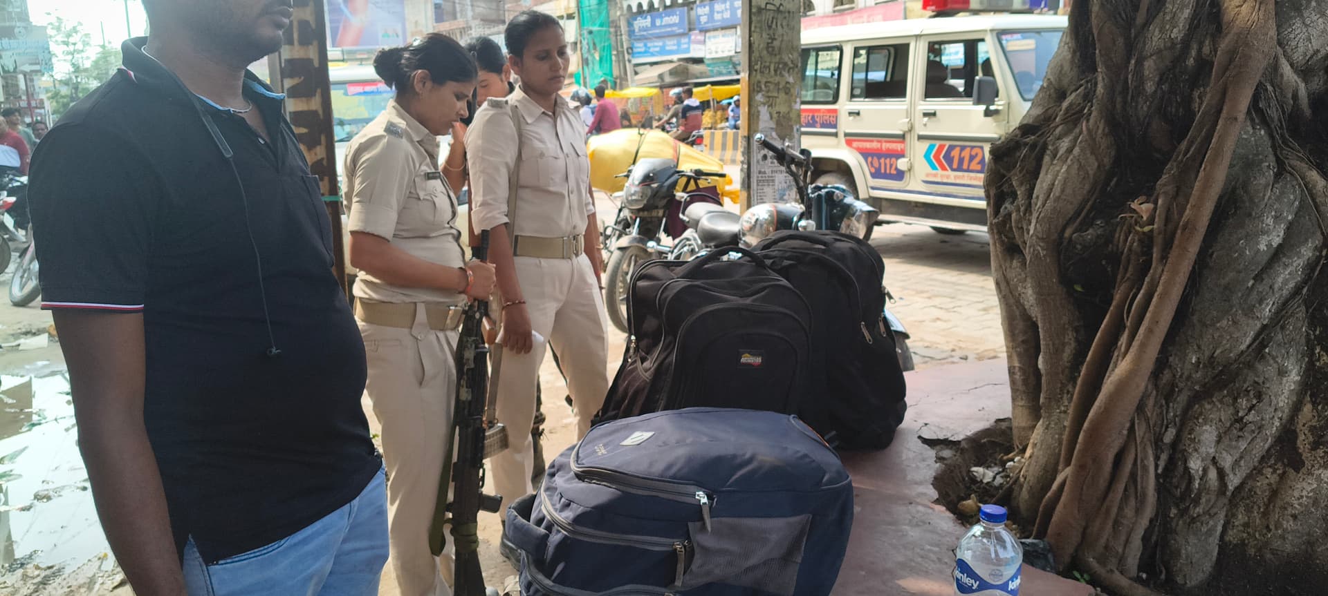 डायल 112 जवान से हाथापाई मामले में बड़ी कार्रवाई. 205 बोतल शराब के साथ गिरफ्तार तस्कर जेल भेजा गया डायल 112 जवान से हाथापाई मामले में बड़ी कार्रवाई. 205 बोतल शराब के साथ गिरफ्तार तस्कर जेल भेजा गया