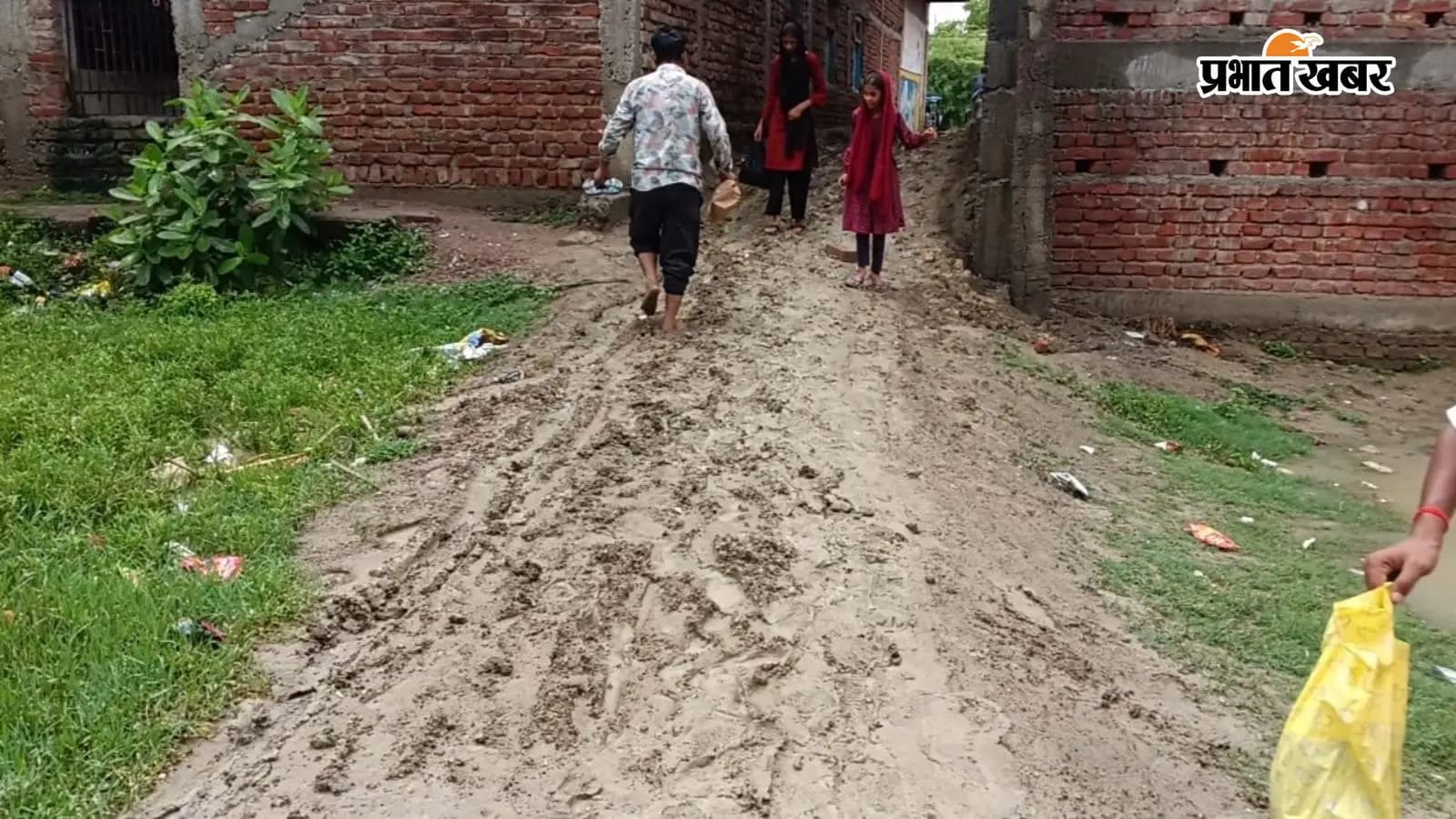 हल्की बारिश में दलदल बनी चौधरी गली, वार्डवासियों ने आंदोलन की दी चेतावनी हल्की बारिश में दलदल बनी चौधरी गली, वार्डवासियों ने आंदोलन की दी चेतावनी