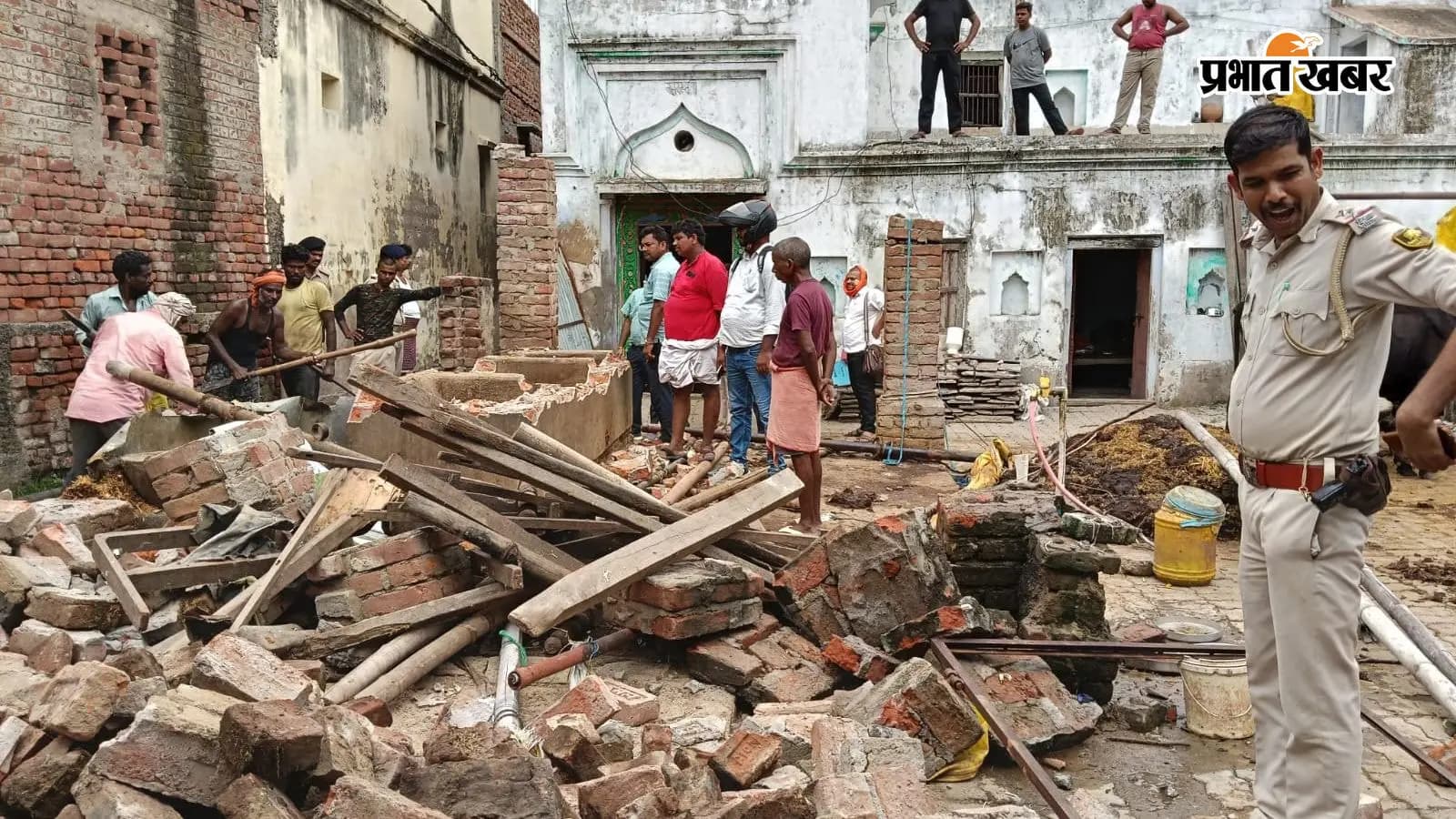 बक्सर के कडसर गांव में सरकारी जमीन से अतिक्रमण हटाया बक्सर के कडसर गांव में सरकारी जमीन से अतिक्रमण हटाया