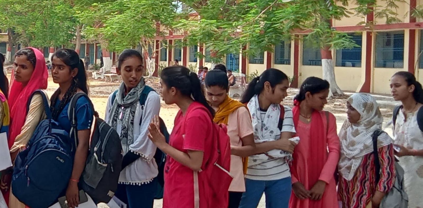 लीड : नामांकन के साथ छात्रों को मिल रहा रोल नंबर, अगले दिन से कक्षा में उपस्थिति अनिवार्य लीड : नामांकन के साथ छात्रों को मिल रहा रोल नंबर, अगले दिन से कक्षा में उपस्थिति अनिवार्य