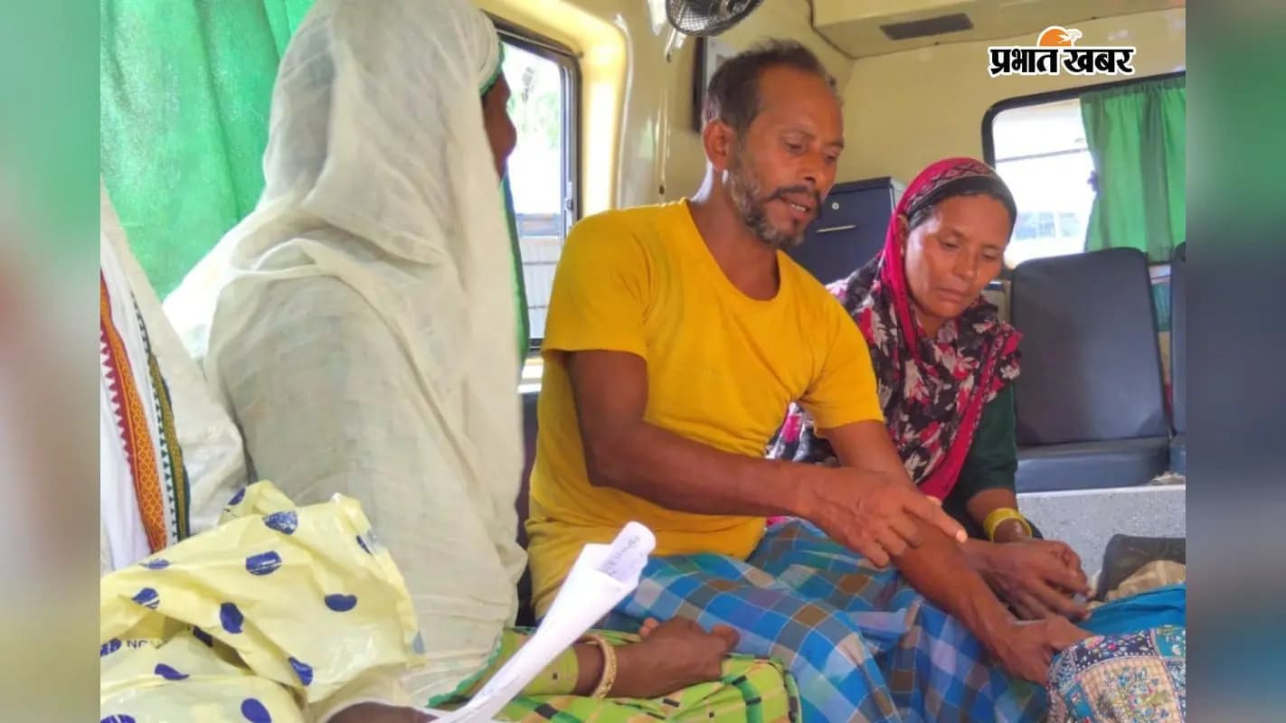 फोटो -एम्बुलेंस वाहन पर सवार महिला फोटो -एम्बुलेंस वाहन पर सवार महिला