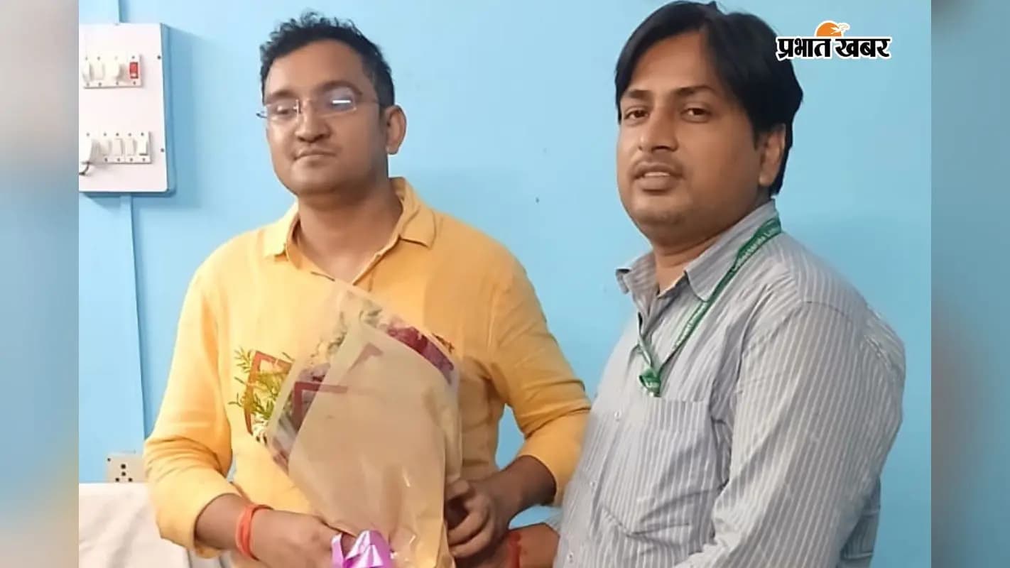 फोटो -नये सीओ को गुलदस्ता देते आरओ रौशन कुमार फोटो -नये सीओ को गुलदस्ता देते आरओ रौशन कुमार